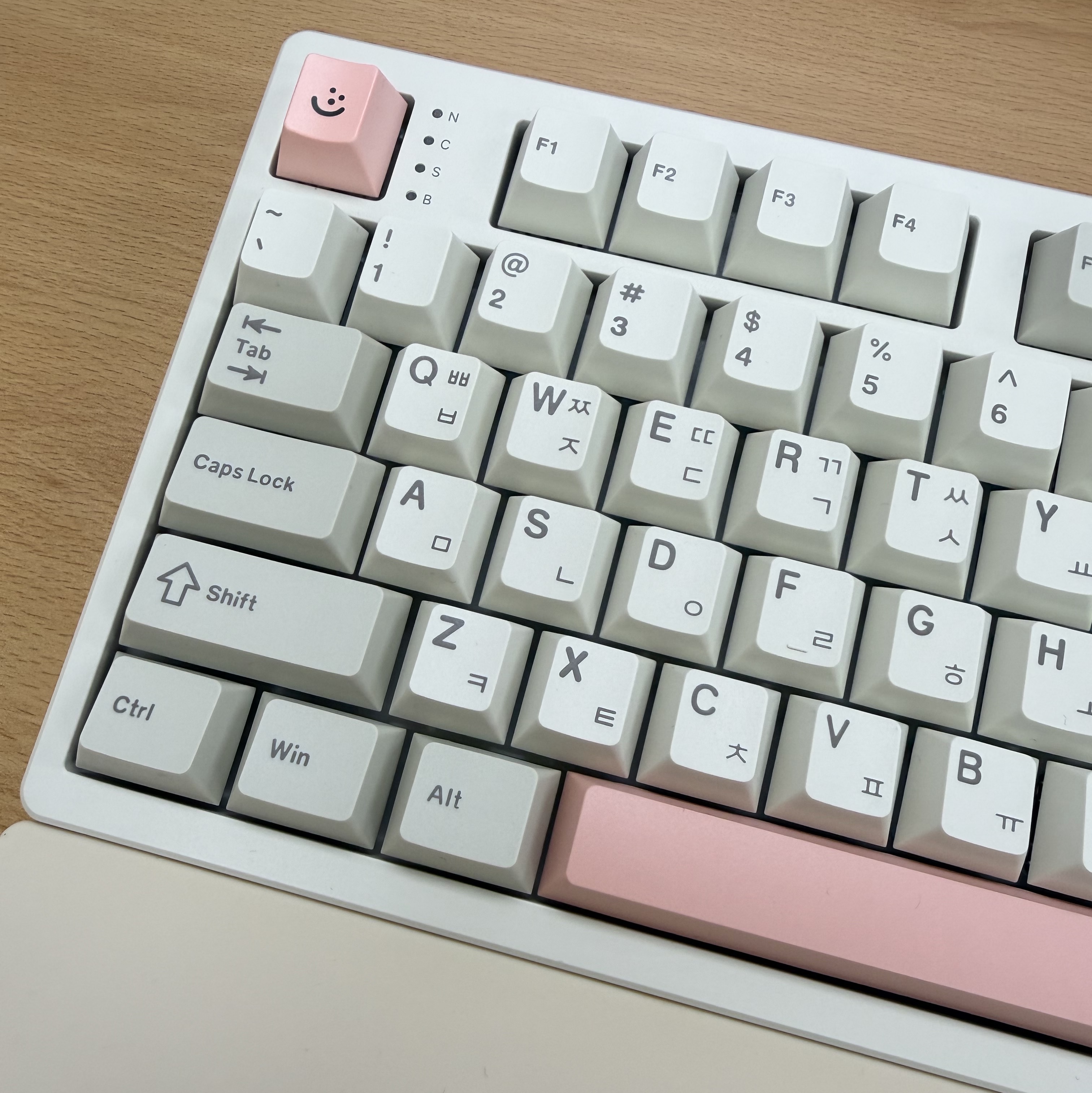 PEBBLE ON THE GOYO108 KEYBOARD 착용 스타일
