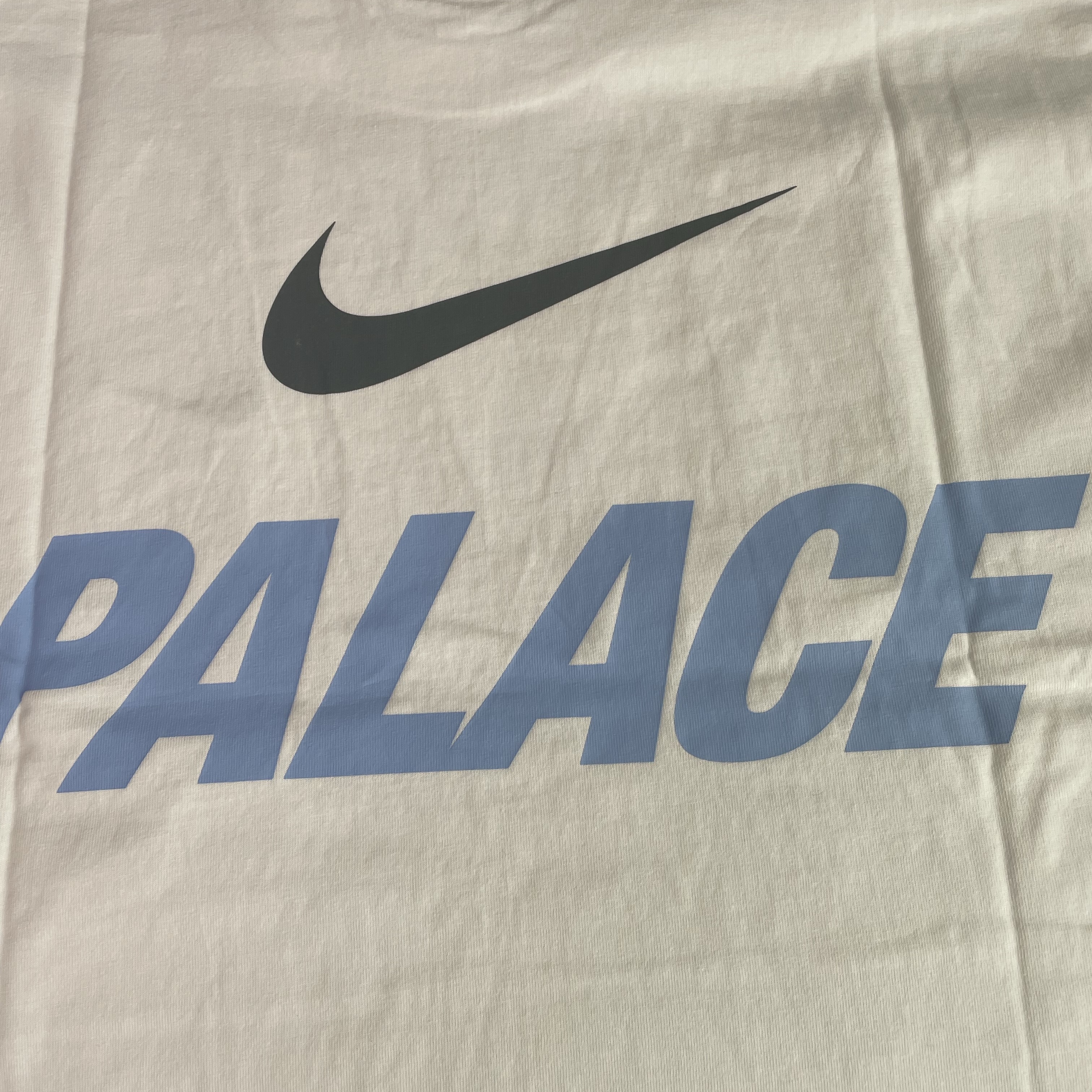 Palace x Nike Font Swoosh T-Shirt White - 26SS 착용 스타일 - 1