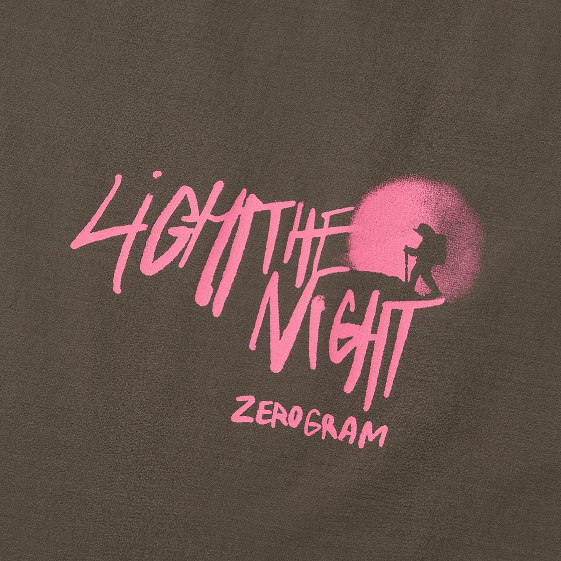 제로그램 LIGHT THE NIGHT Espol 그래픽 반팔 티셔츠(ZEROGRAM Light The Night Espol Graphic SS Brown) - 3