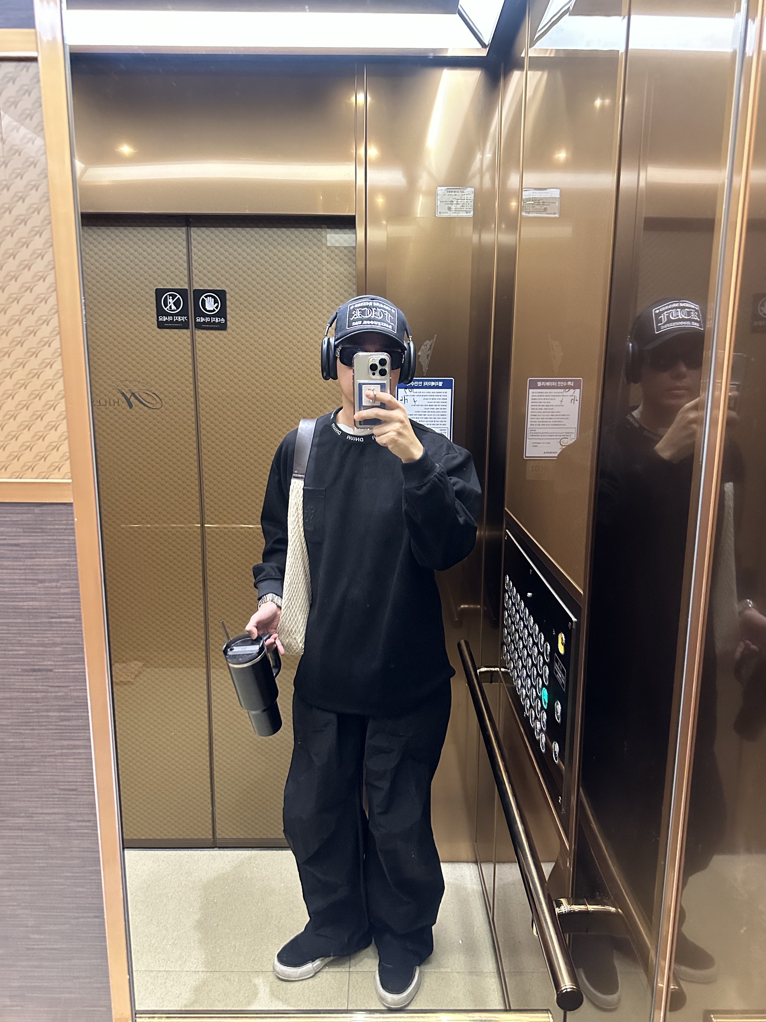 Chrome Hearts Fuck Hollywood Trucker Hat Black, Apple AirPods Max USB C Midnight (Korean Ver.) 착용 스타일