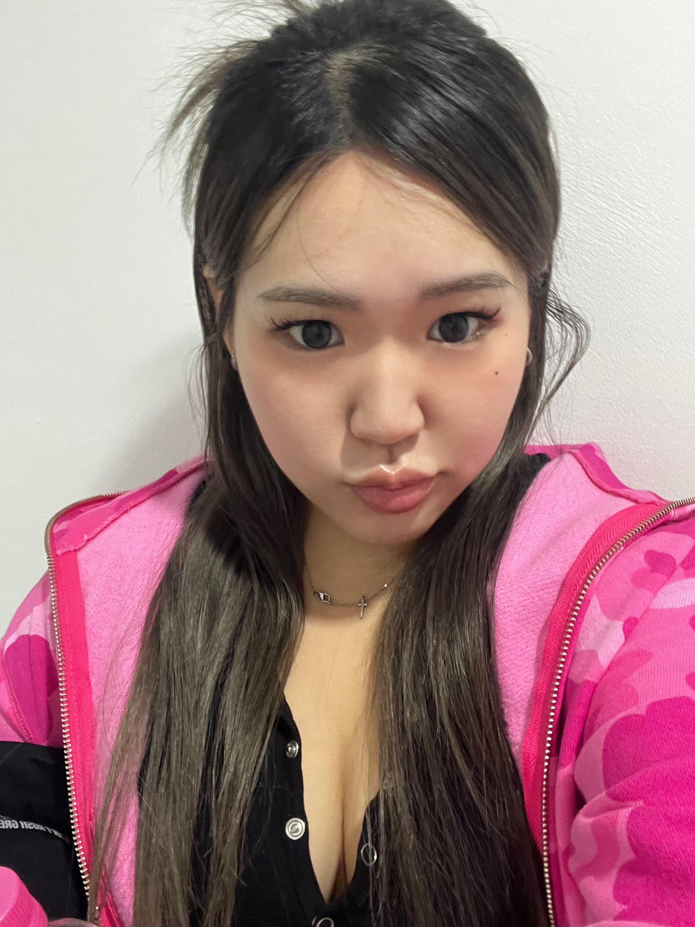 (W) BAPE Color Camo Crystal Stone Shark Cropped Full Zip Hoodie Pink 착용 스타일 - 2