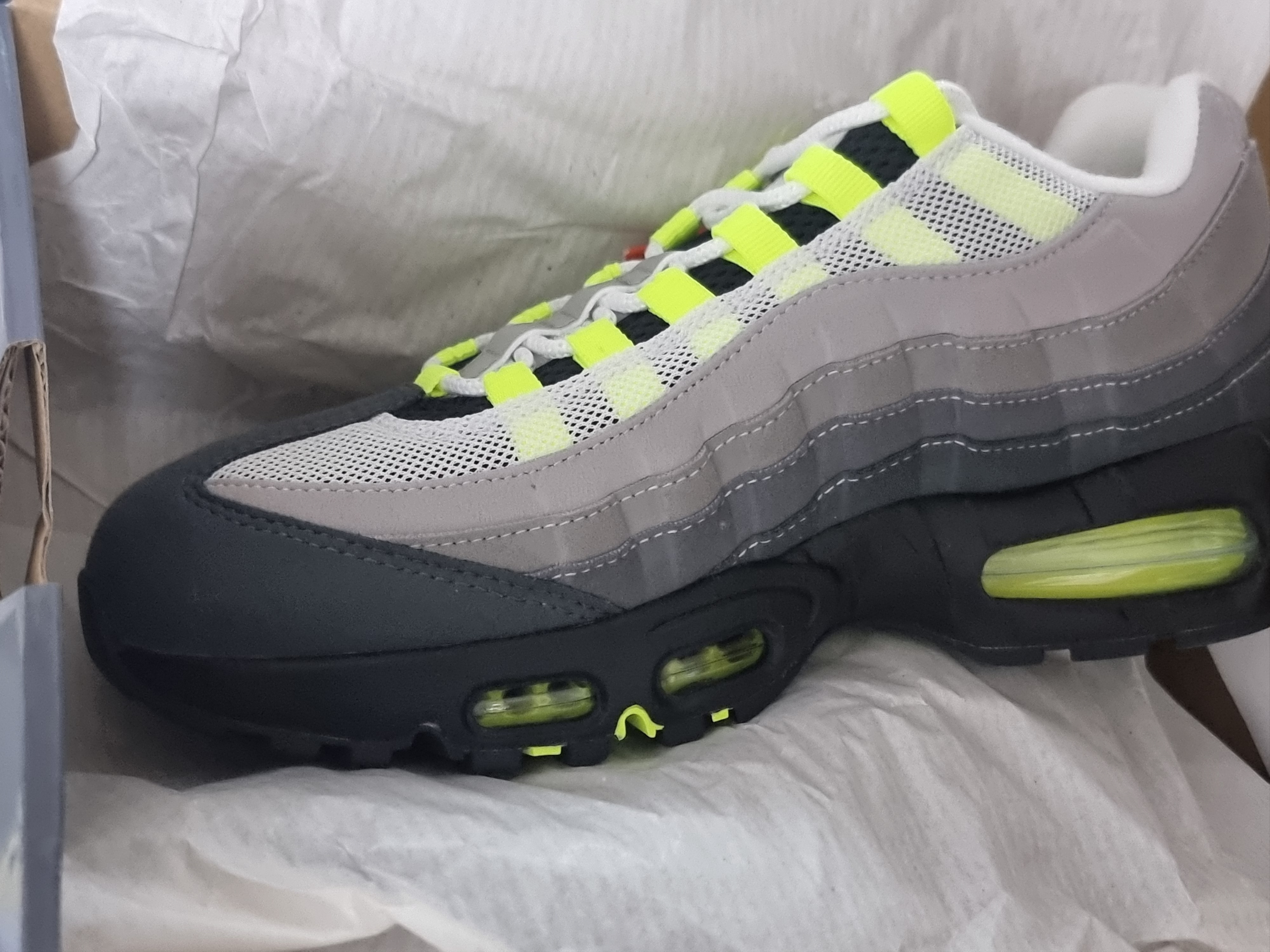 Nike Air Max 95 OG Neon 착용 스타일