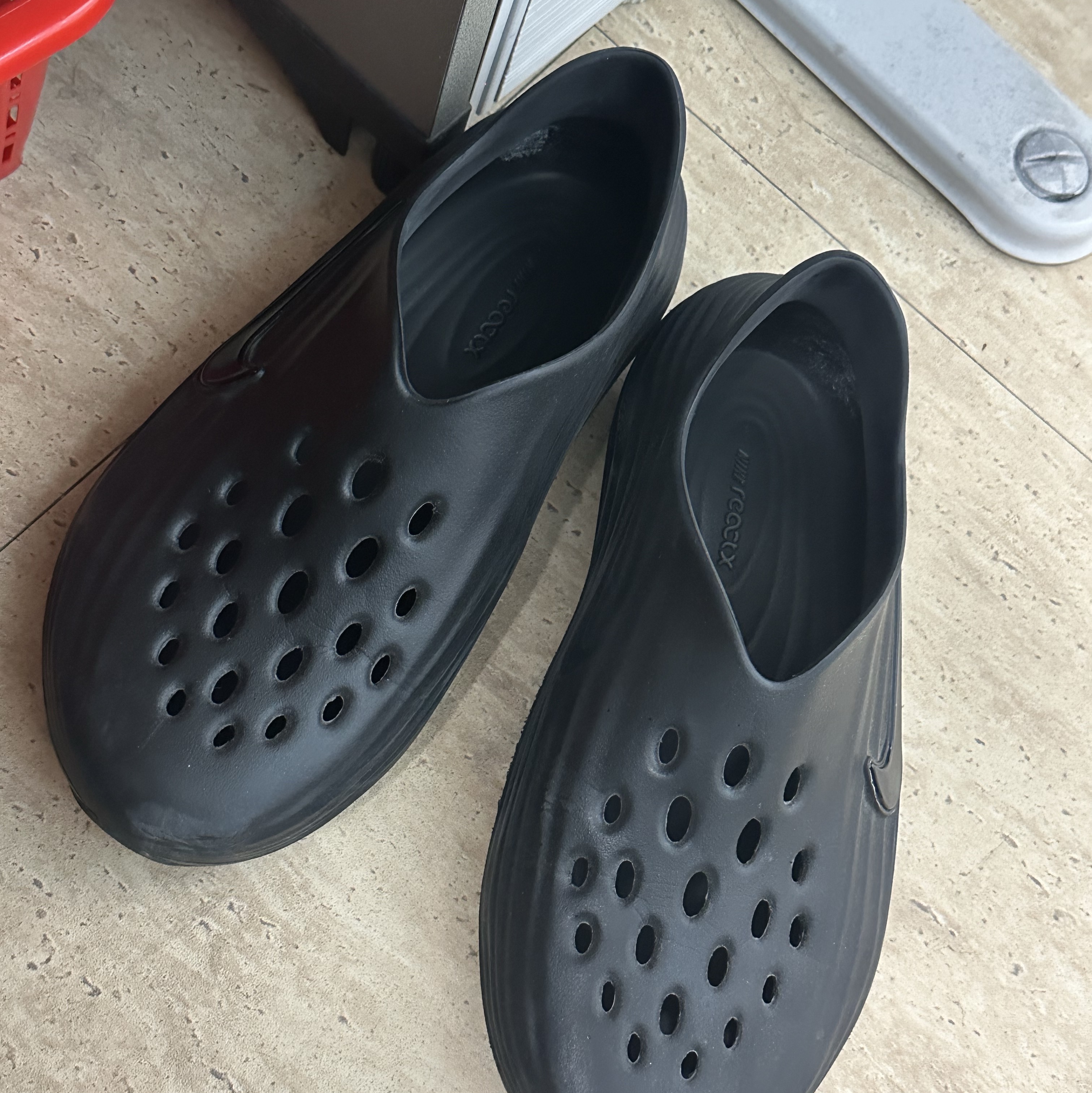 Nike ReactX Rejuven8 Triple Black 착용 스타일