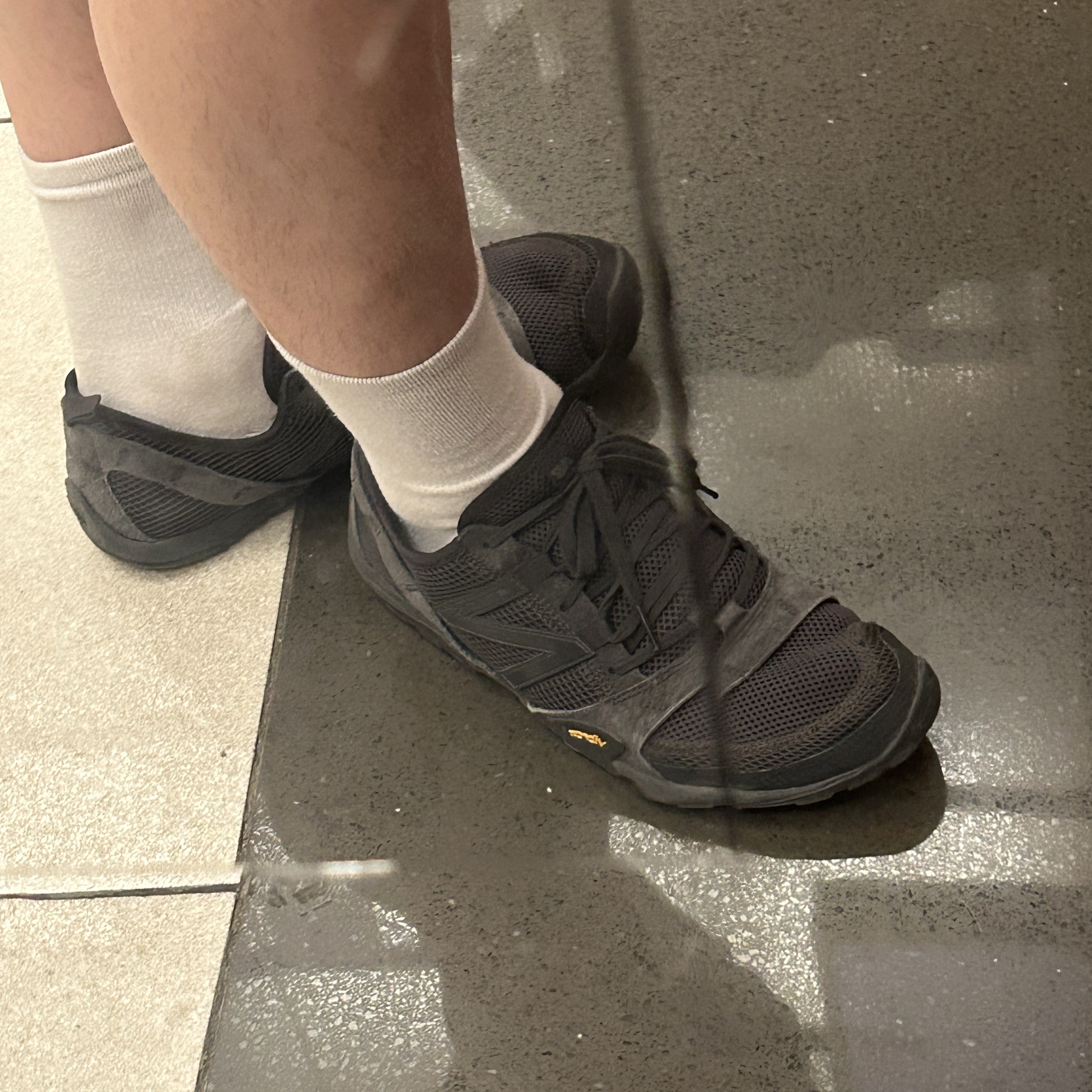 New Balance Minimus MT10O Black Castlerock 착용 스타일 - 2