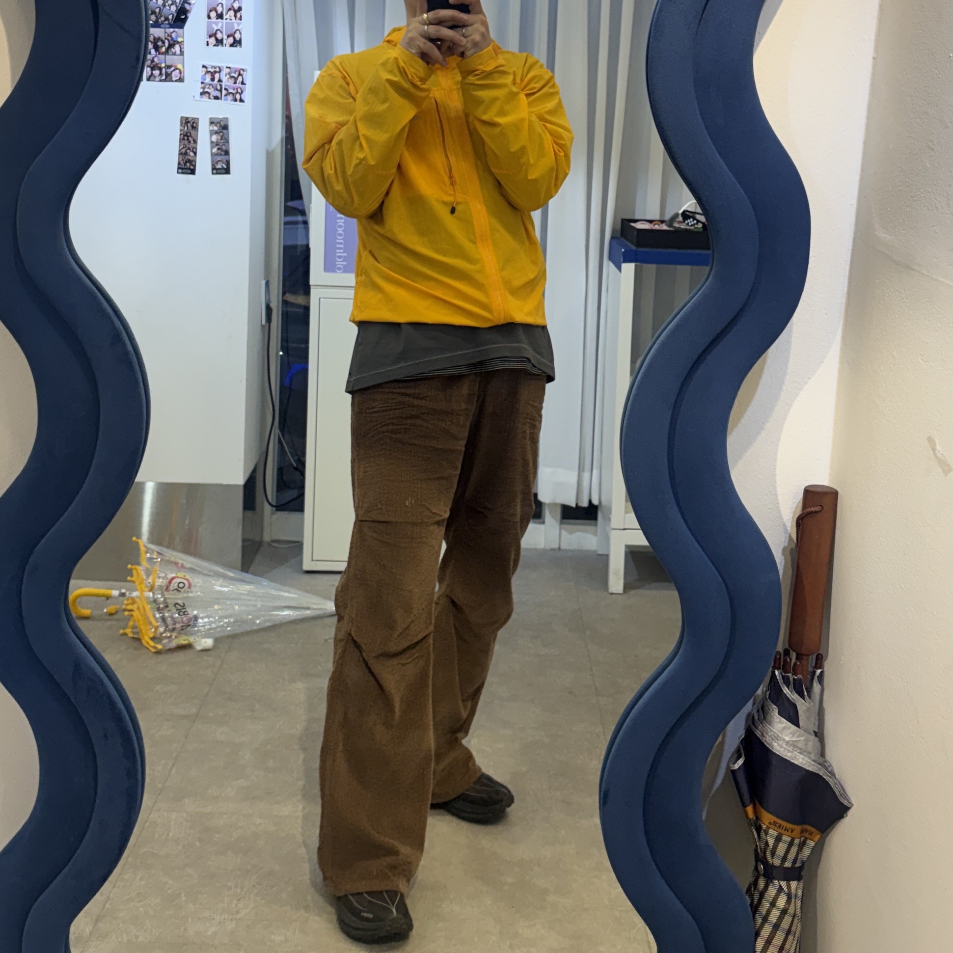 Arc'teryx Squamish Hoody Edziza, Hoka x Satisfy Mafate Speed 4 Lite Coffee 착용 스타일