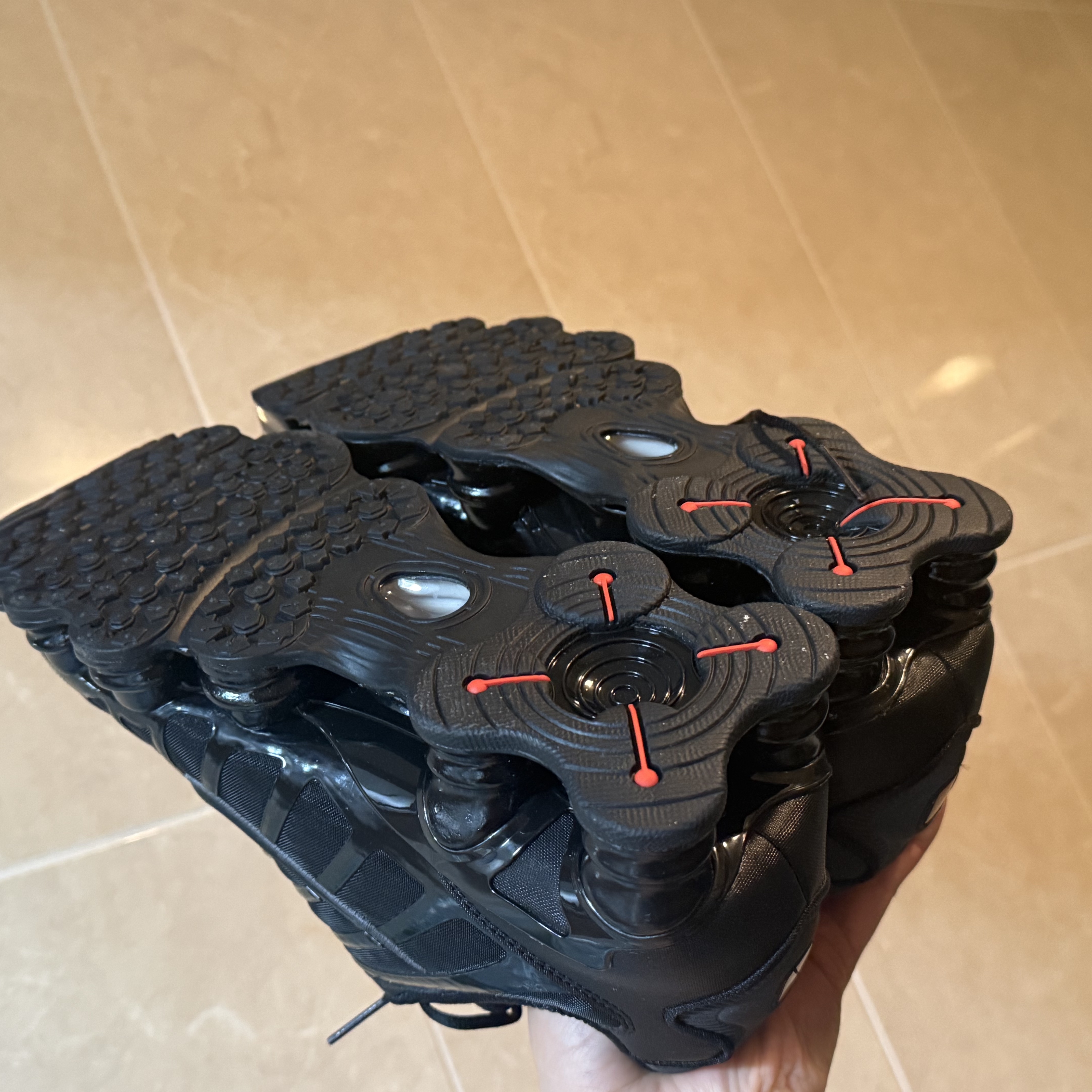 Nike Shox TL Black Metallic Hematite 착용 스타일 - 2