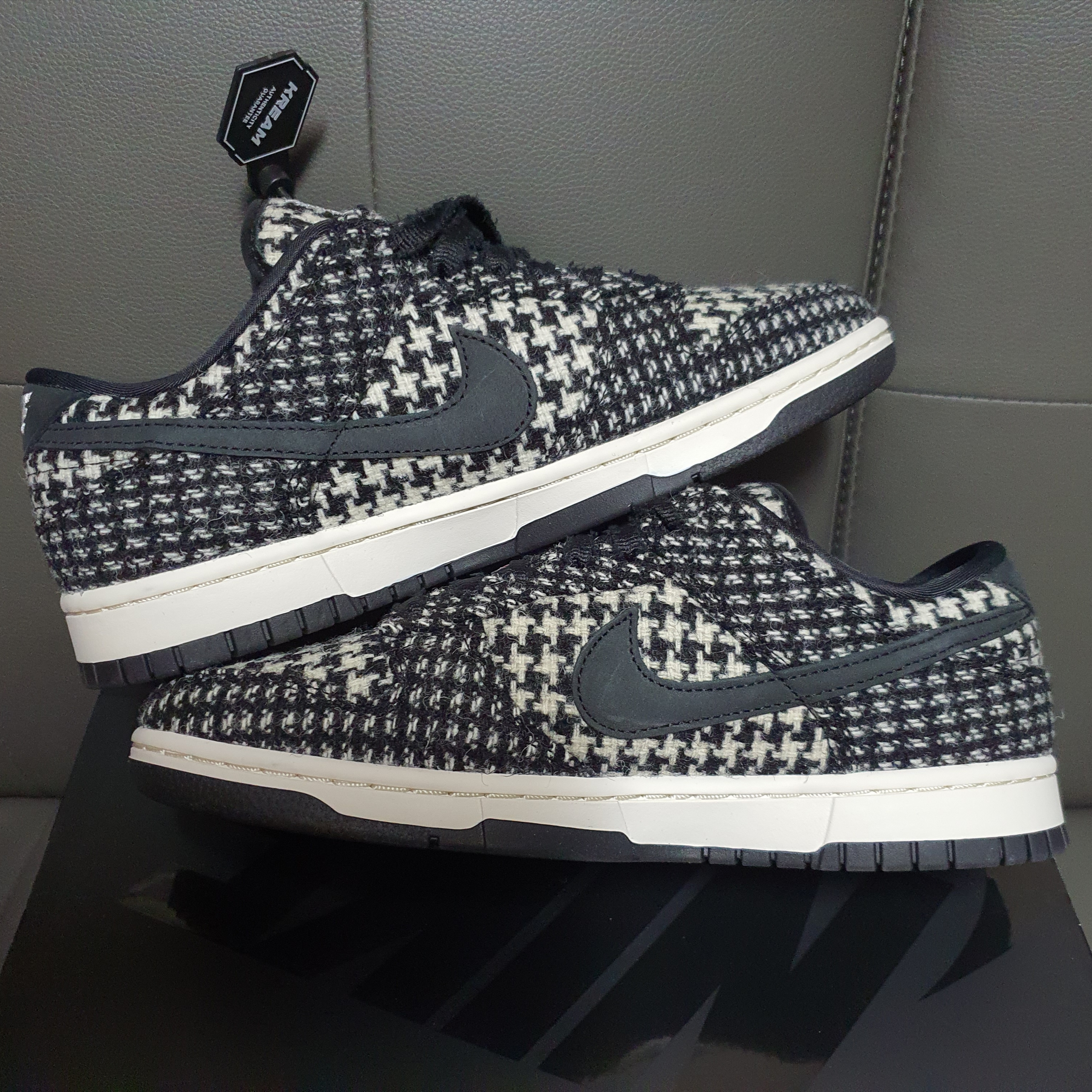 (W) Nike x Harris Tweed Dunk Low Black and Phantom 착용 스타일