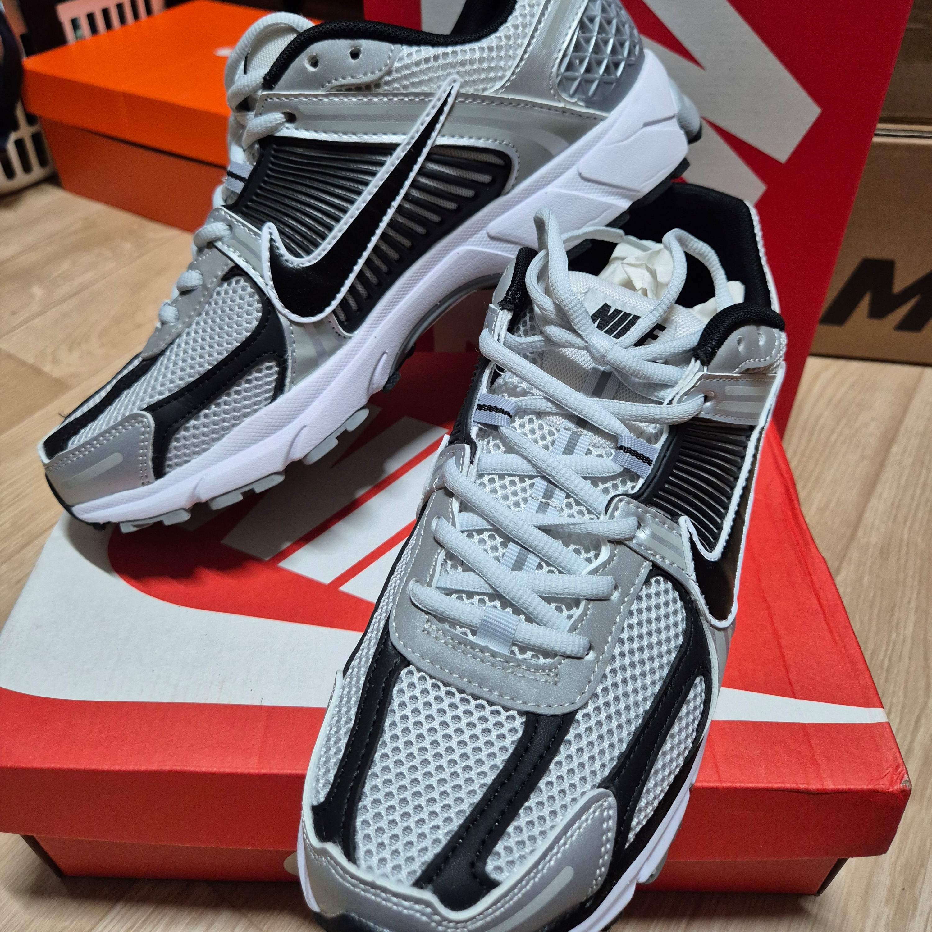 Nike Zoom Vomero 5 Metallic Silver Black 착용 스타일