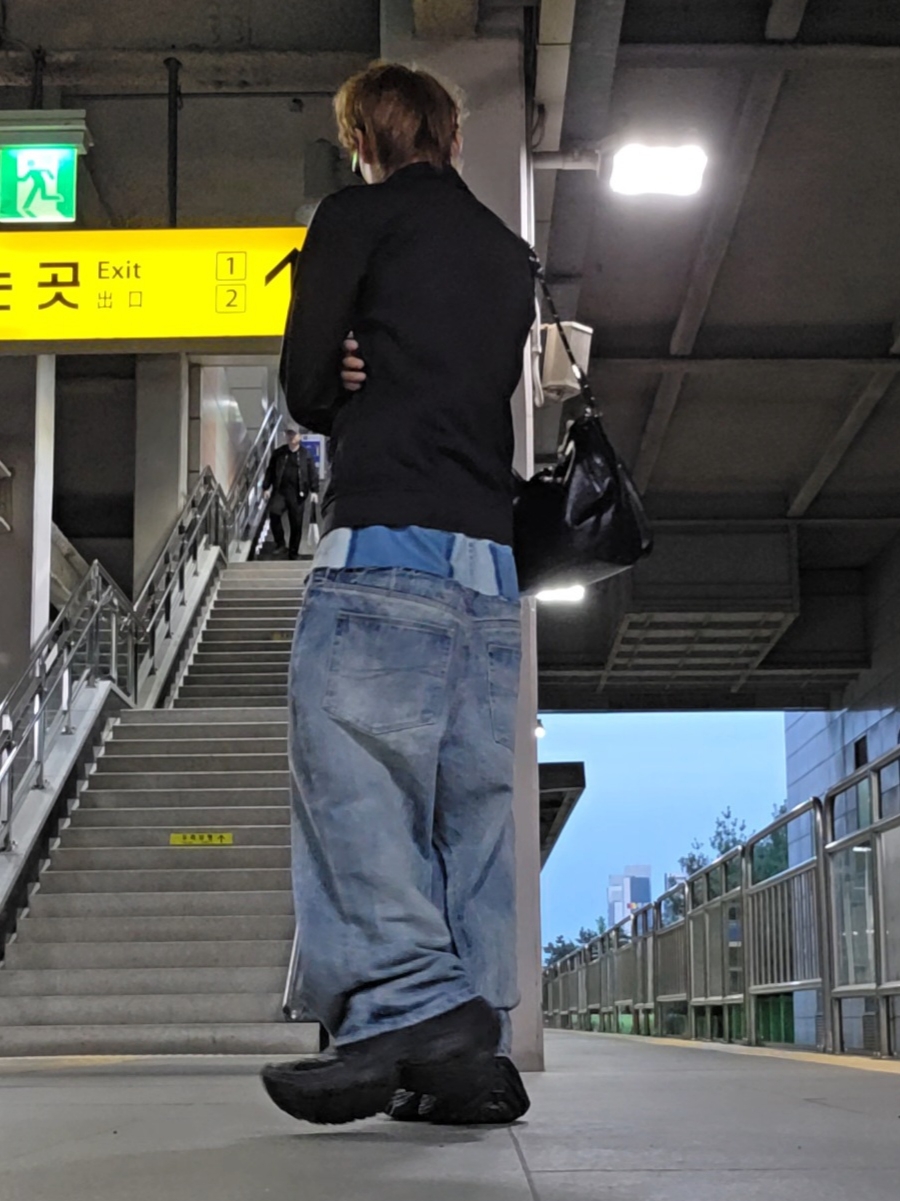 Balenciaga Up Baggy Pants Blue, Balenciaga 10XL Sneakers Black 착용 스타일 - 1