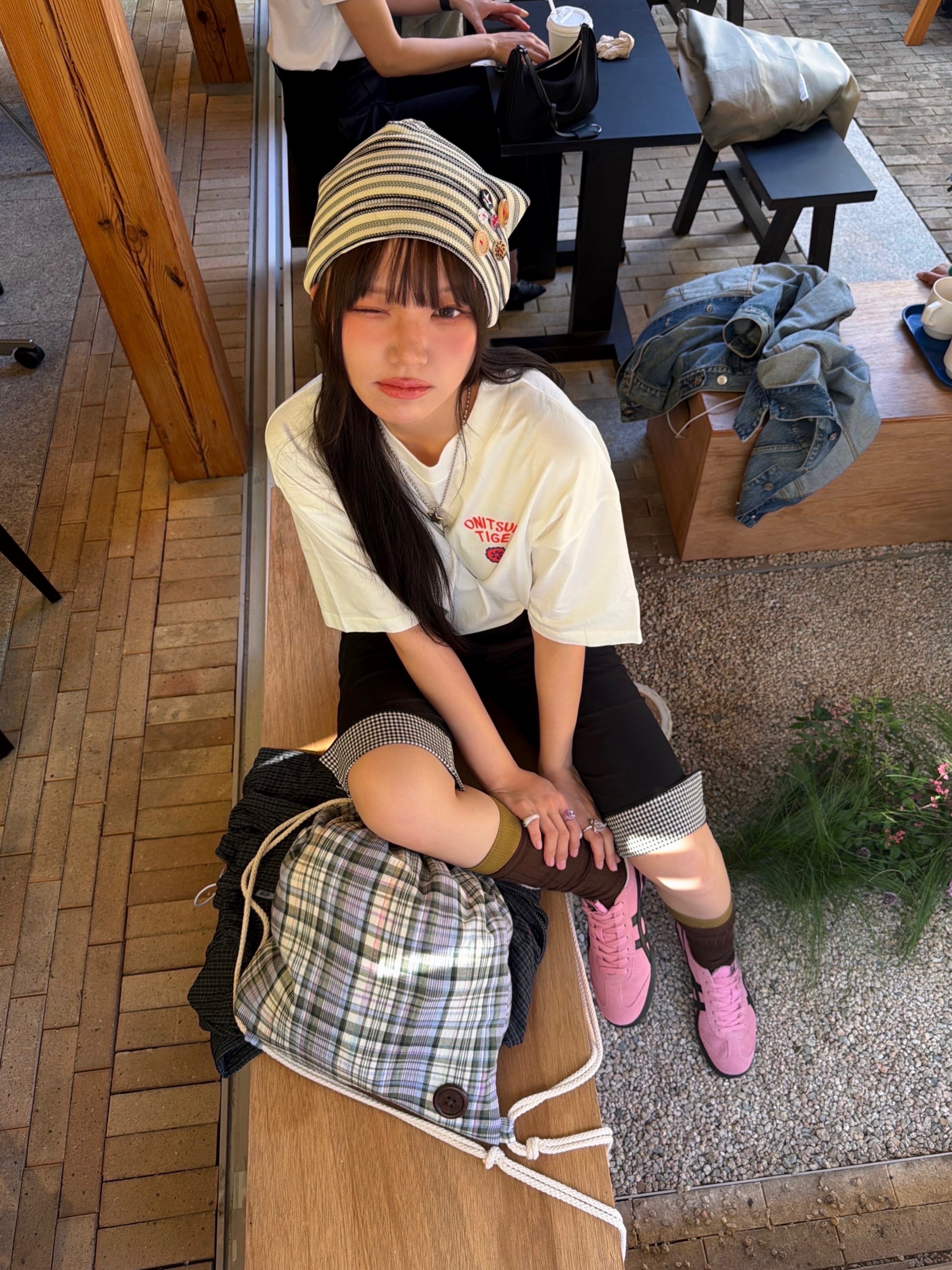 CAVISH Striped Button Beanie Ivory, Onitsuka Tiger Tokuten Pink Black 착용 스타일 - 2