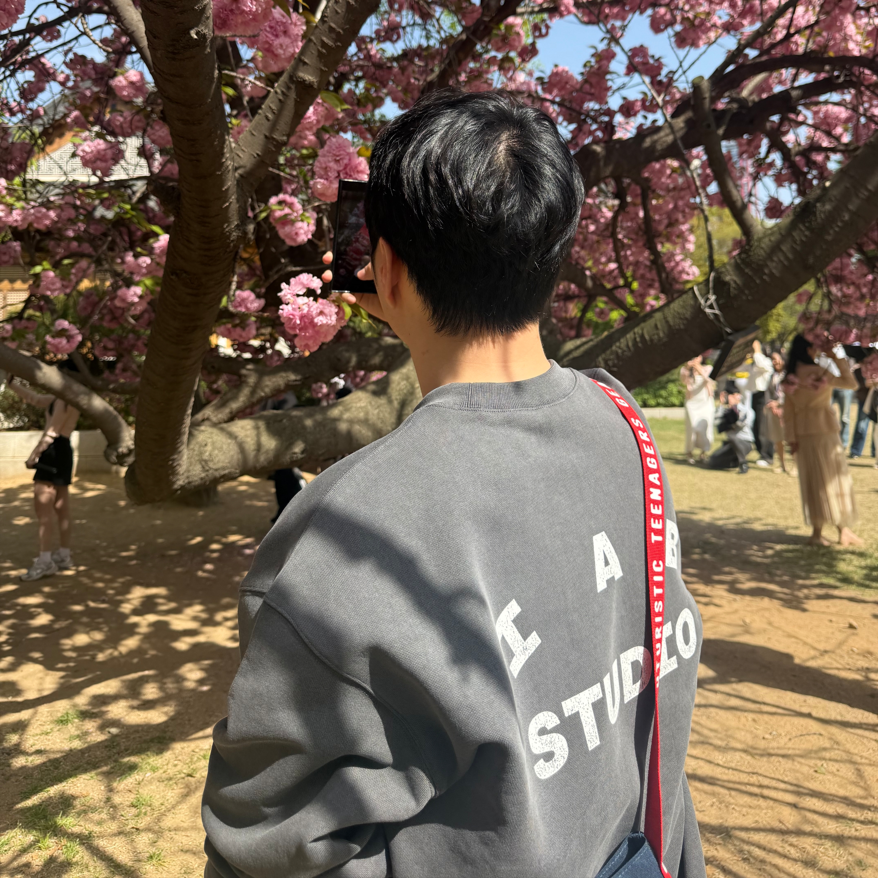IAB Studio IAB Damaged Logo Sweatshirt Charcoal 착용 스타일 - 2