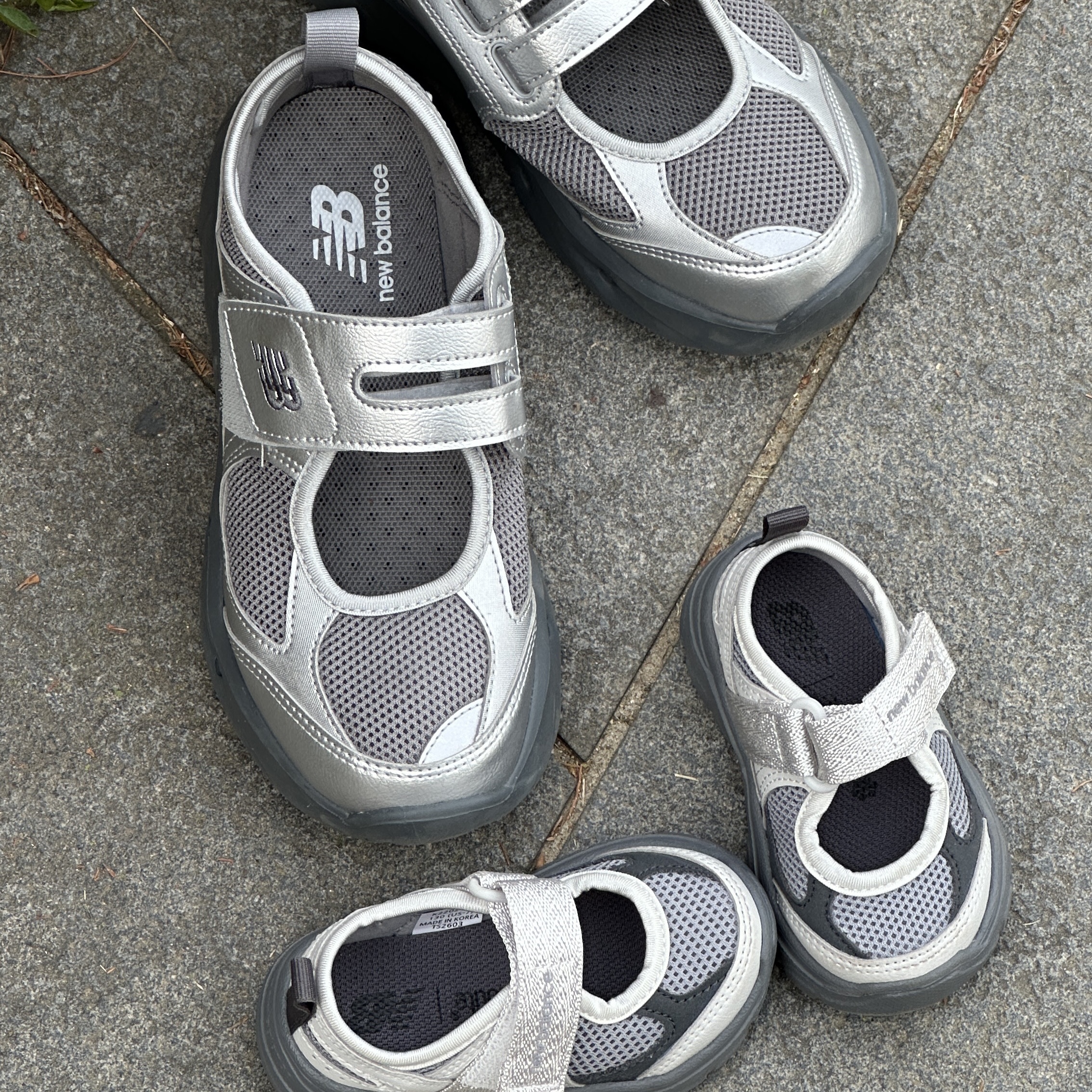 (TD) New Balance Breeze Mini Pebble Gray 착용 스타일 - 2