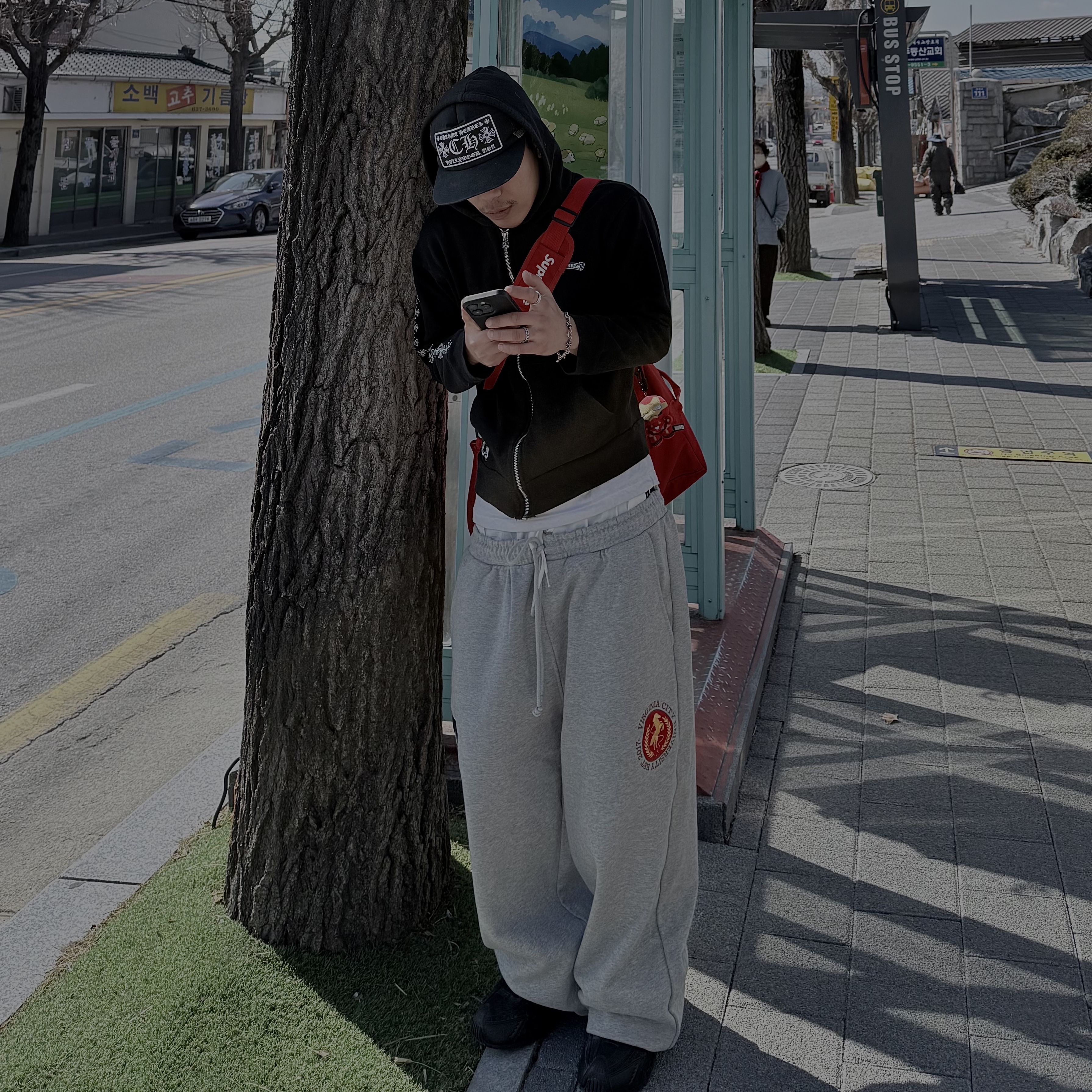 Protocol Index x Vandy The Pink 3 Layered Sweatpants Melange Grey, Chrome Hearts CH Hollywood Trucker Hat Black 착용 스타일