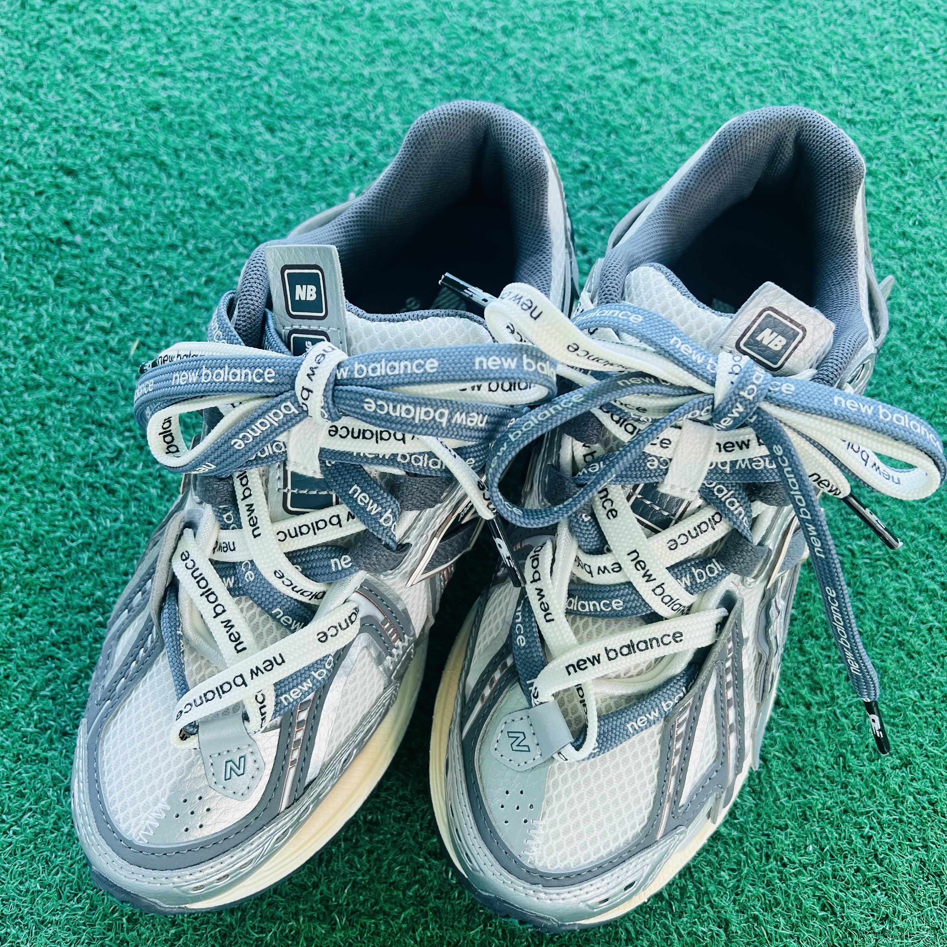 New Balance 1906A Silver Metallic Castlerock 착용 스타일