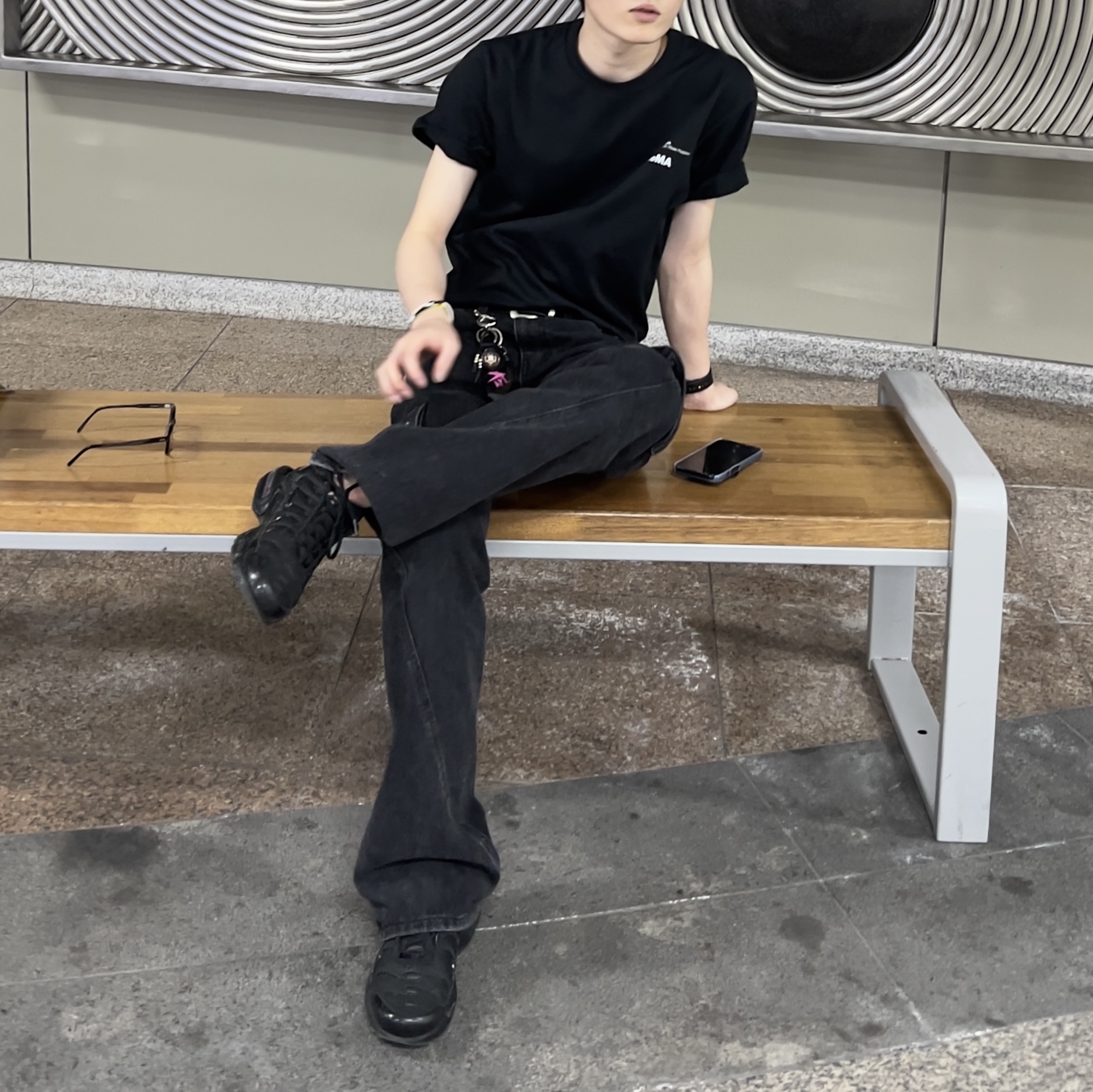 Nike Air Max Plus Triple Black, Uniqlo U Drawstring Shoulder Bag Olive 착용 스타일 - 3