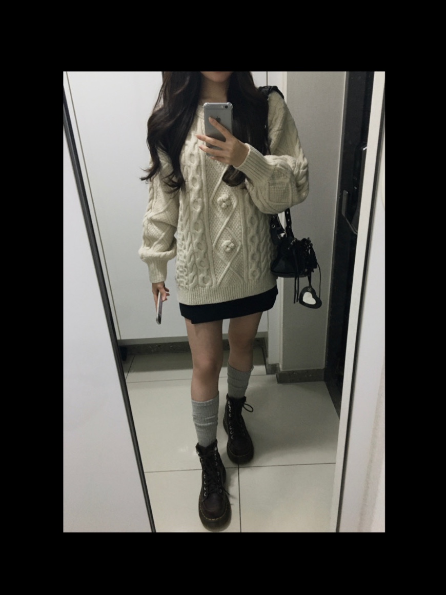 COYSEIO Pompom Cable Knit Ivory, (W) Dr. Martens Buzz 8-Eye Nappa Leather Boots Dark Brown 착용 스타일