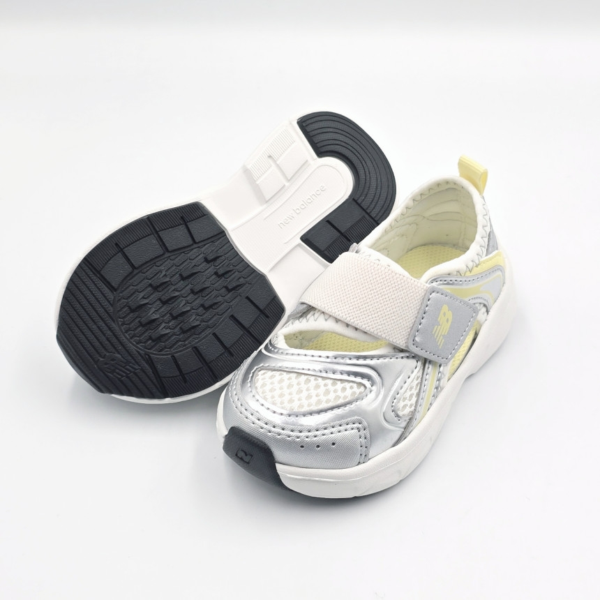 (Kids) New Balance Freedle X Sandal Vita Yellow 착용 스타일