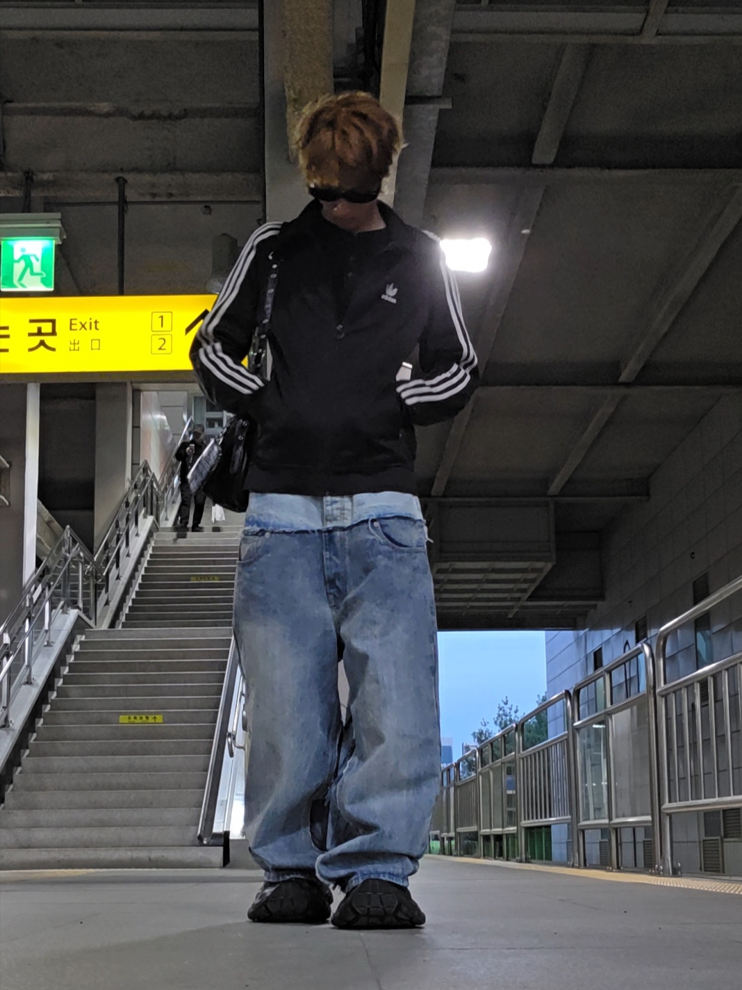 Balenciaga Up Baggy Pants Blue, Balenciaga 10XL Sneakers Black 착용 스타일 - 6