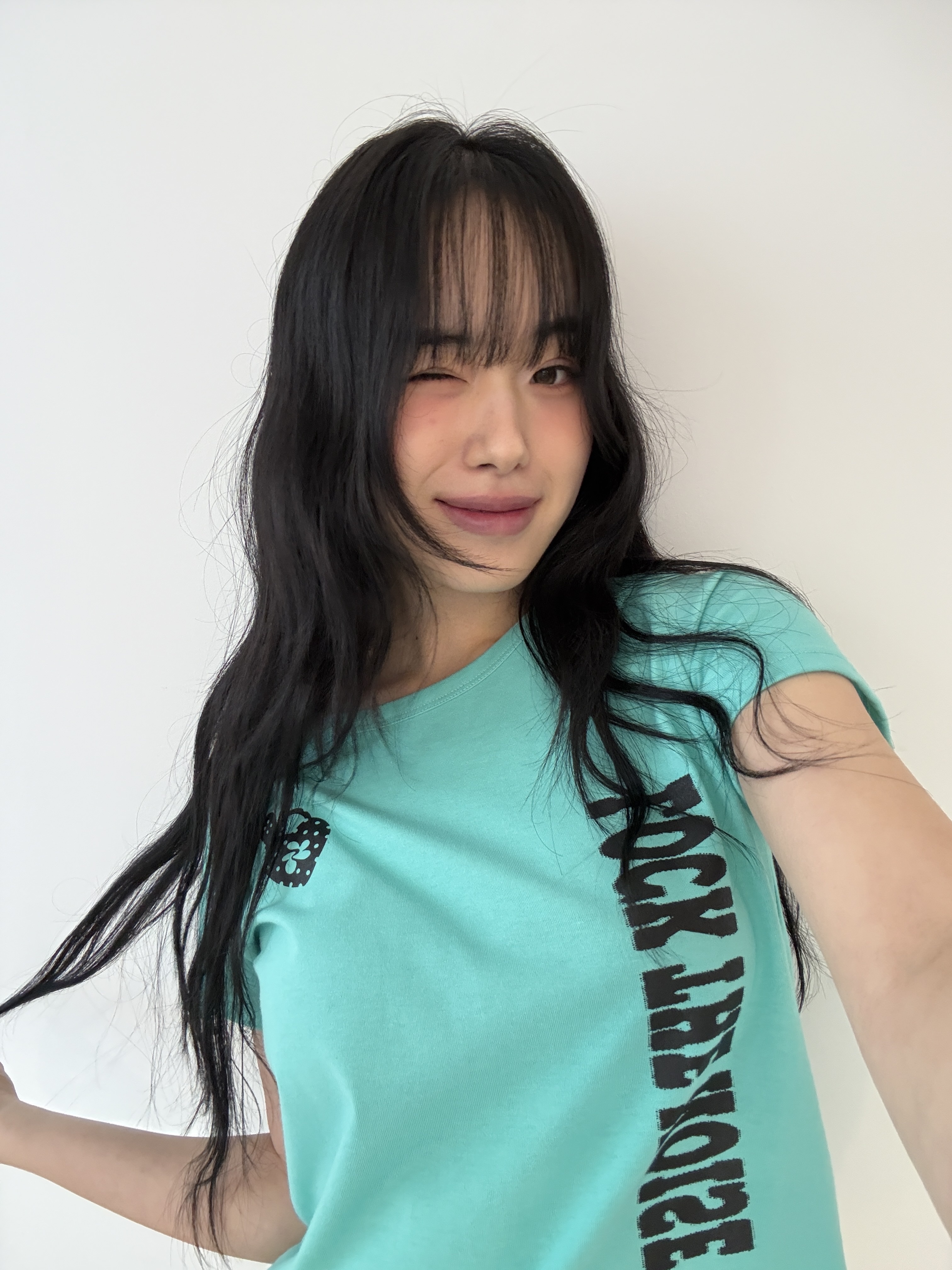 SLEEKGLOW Unlock Semi Crop T-Shirt Mint 착용 스타일 - 2