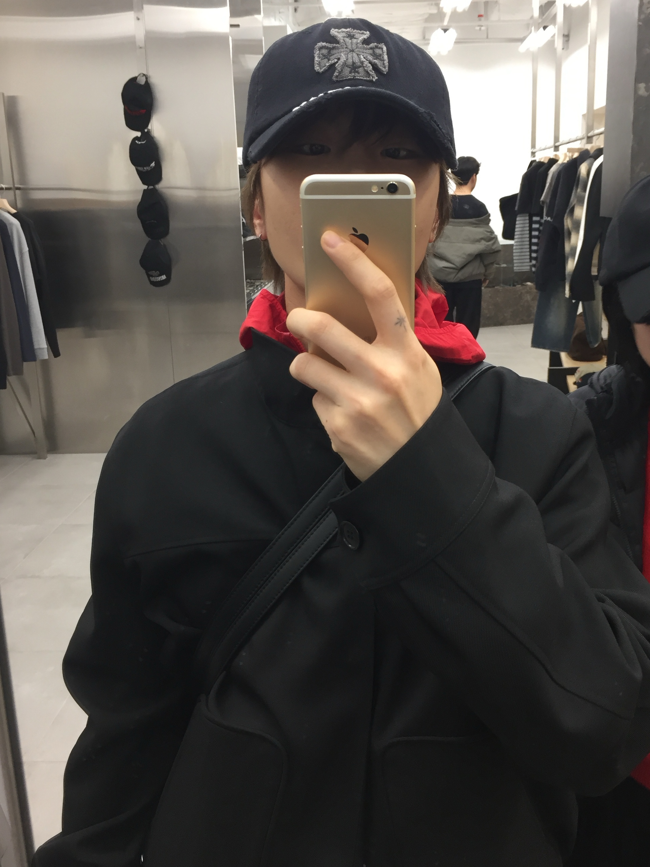 ETCE Cross Destroyed Cap Black, Uniqlo Pocketable UV Nanodesign Parka Black 착용 스타일 - 1
