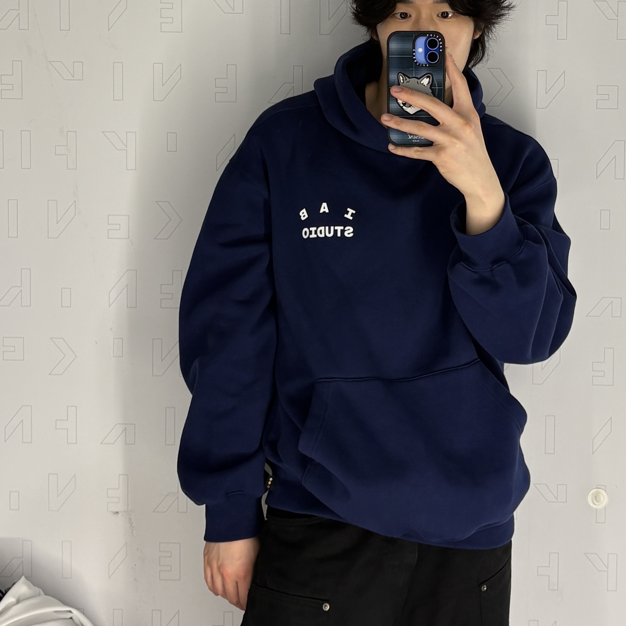 IAB Studio IAB Original Hoodie Navy 착용 스타일 - 2
