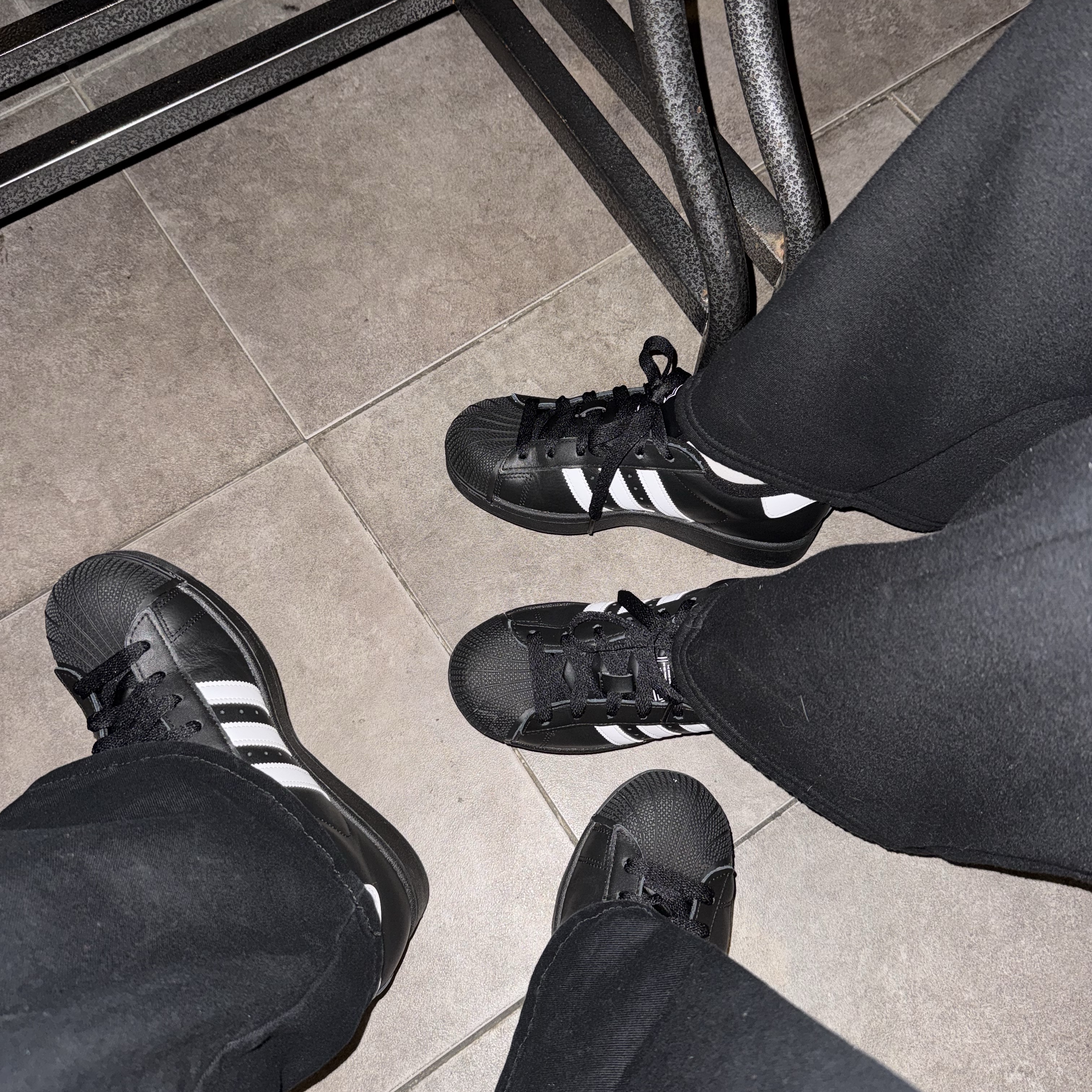 Adidas Superstar II Core Black Cloud White 착용 스타일