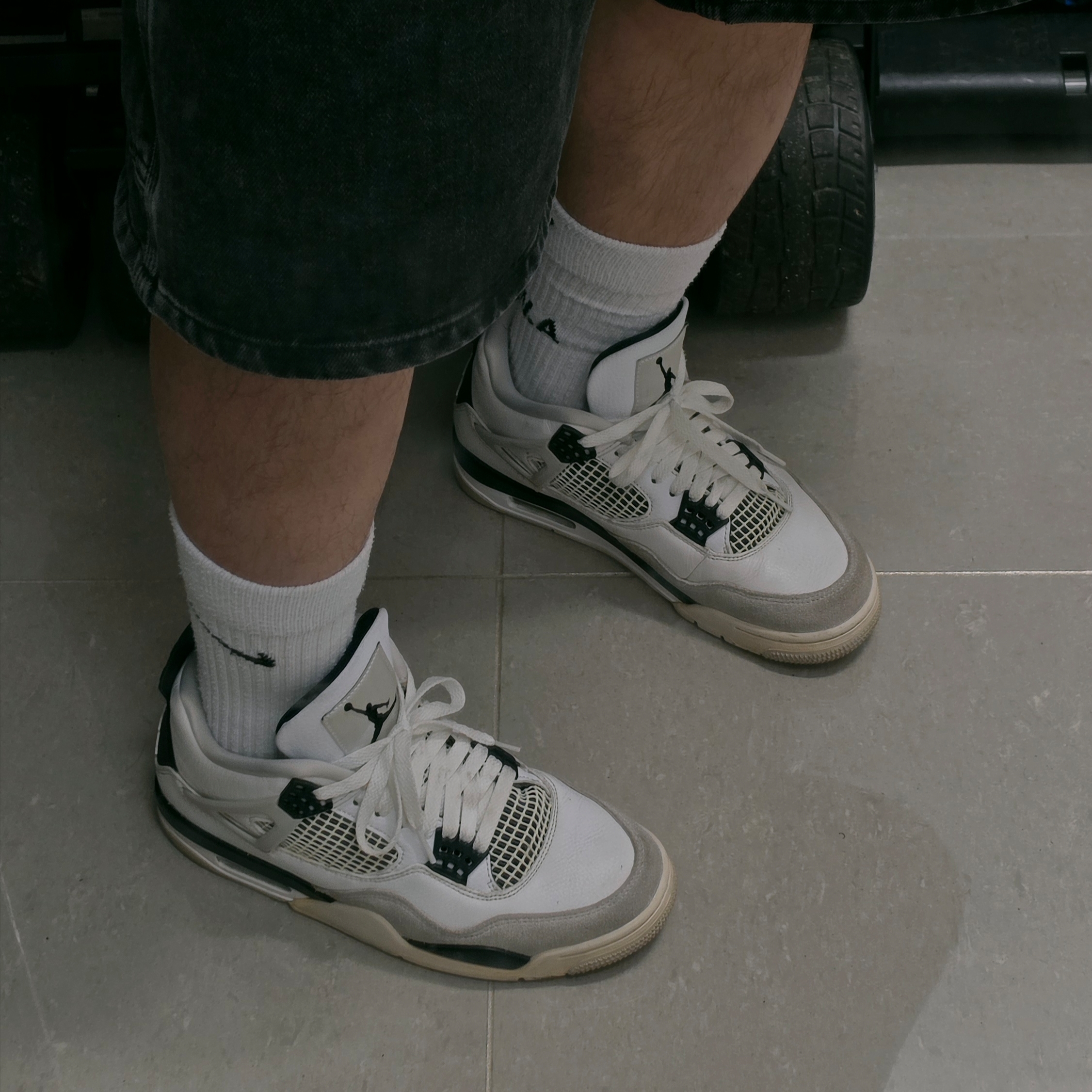 Jordan 4 Retro White and Black 착용 스타일 - 3