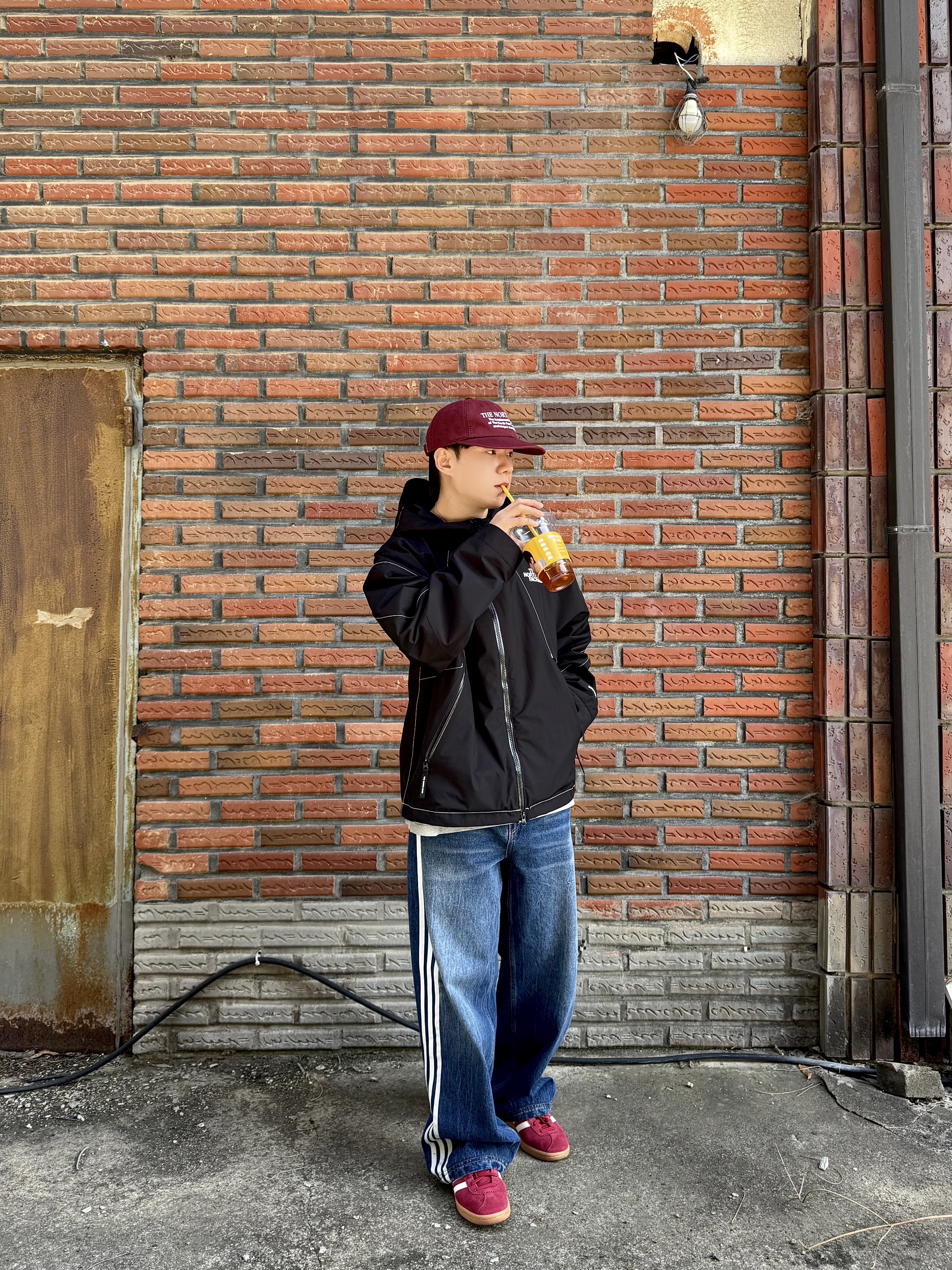 The North Face White Label Britton Jacket Black, Adidas Bermuda College Burgundy 착용 스타일 - 4
