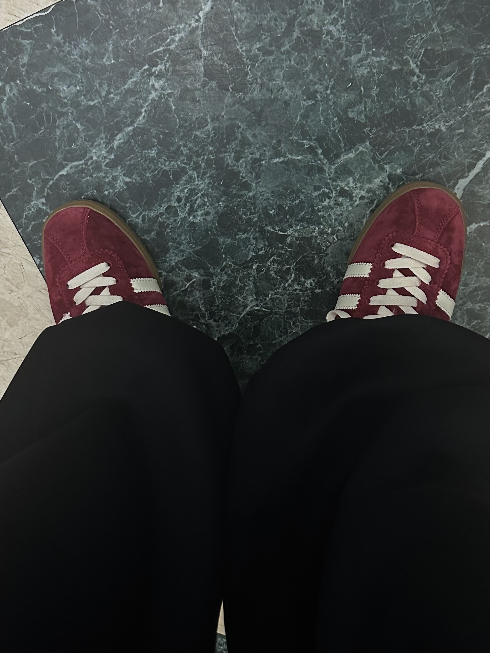Adidas Bermuda College Burgundy 착용 스타일