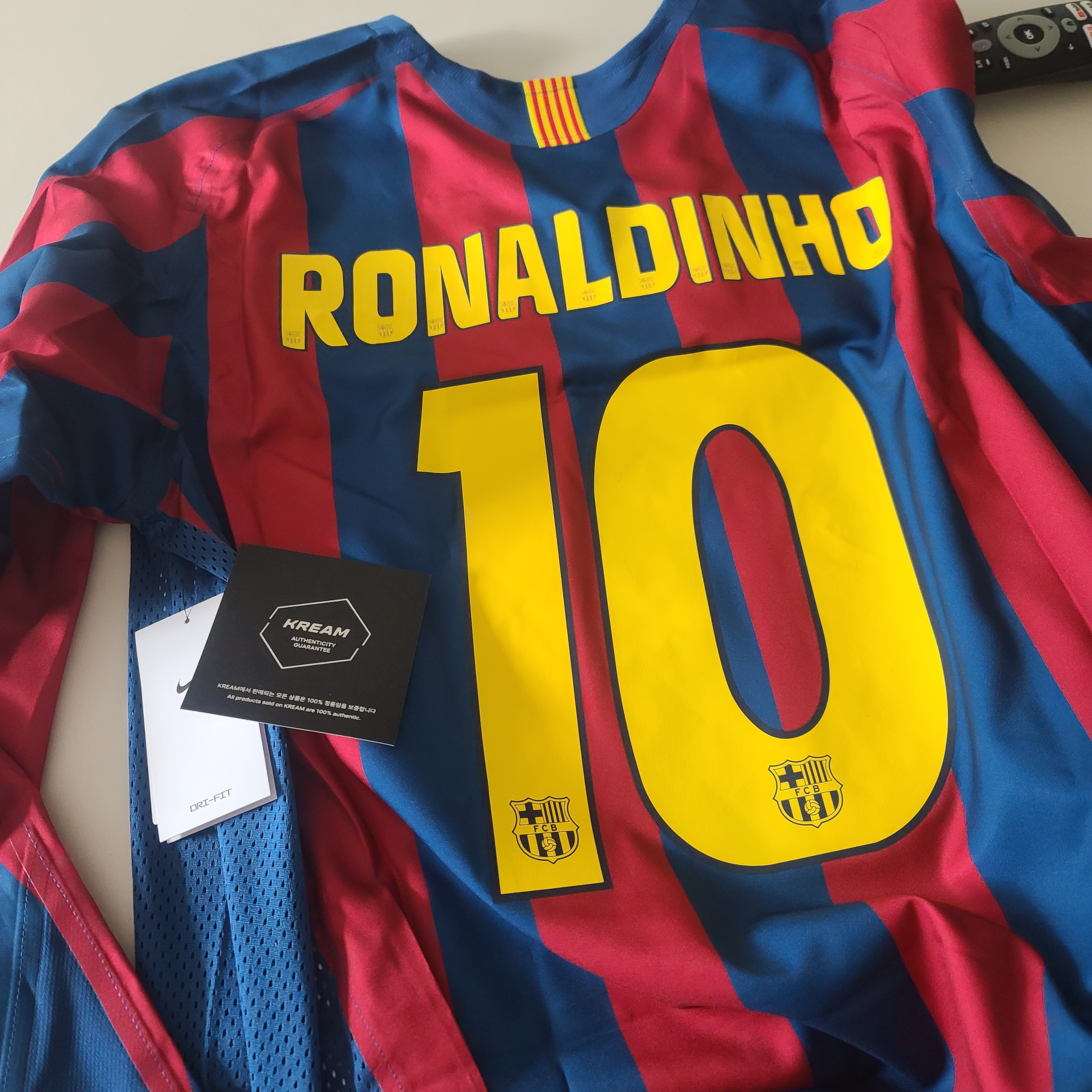 Nike Ronaldinho FC Barcelona 2005/06 Retro Soccer Replica Long-Sleeve Jersey (HQ1462-471) (Marking Ver.) 착용 스타일 - 1