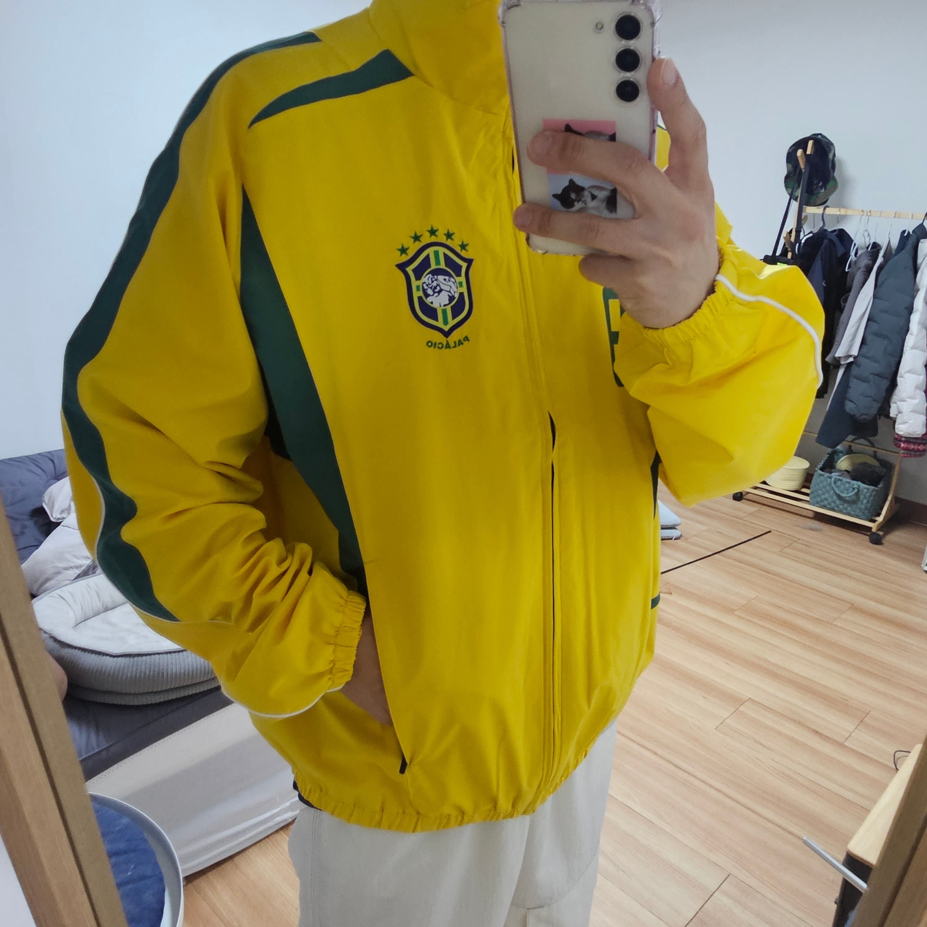 Palace Pro Team 02 Shell Jacket Yellow - 24FW, Supreme x Nike Ripstop Track Pants White - 24SS 착용 스타일 - 2