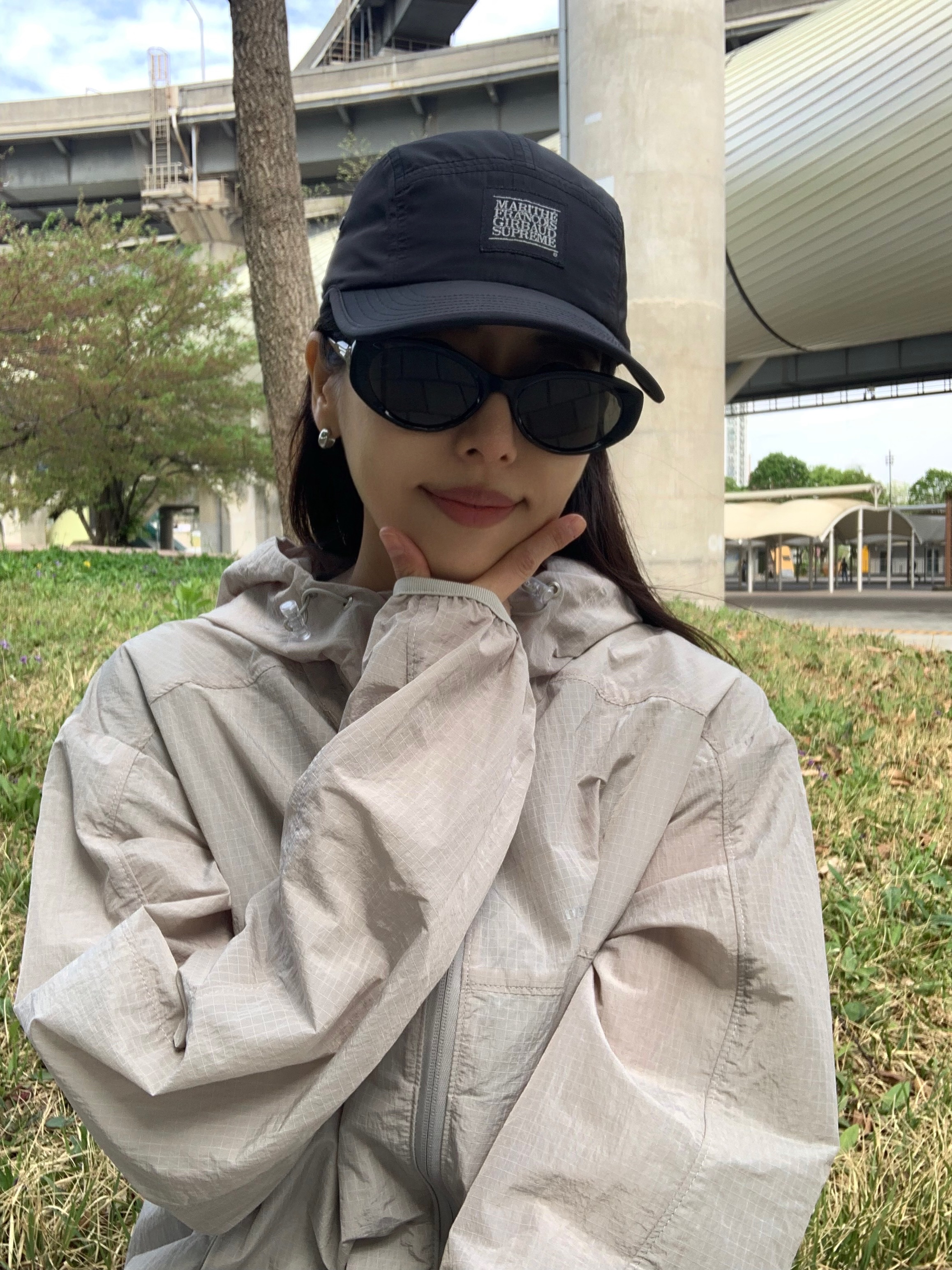 Supreme x Marithe Francois Girbaud Sport Camp Cap Black - 25SS, [KREAM 단독] runwhither Windbreaker Jacket V2 Gray 착용 스타일 - 4