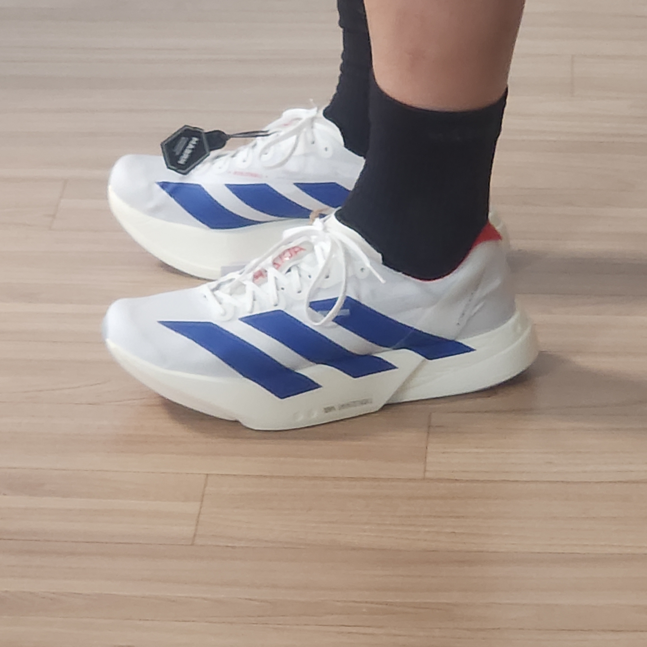 Adidas Adizero Adios Pro 4 Cloud White Royal Blue 착용 스타일 - 1