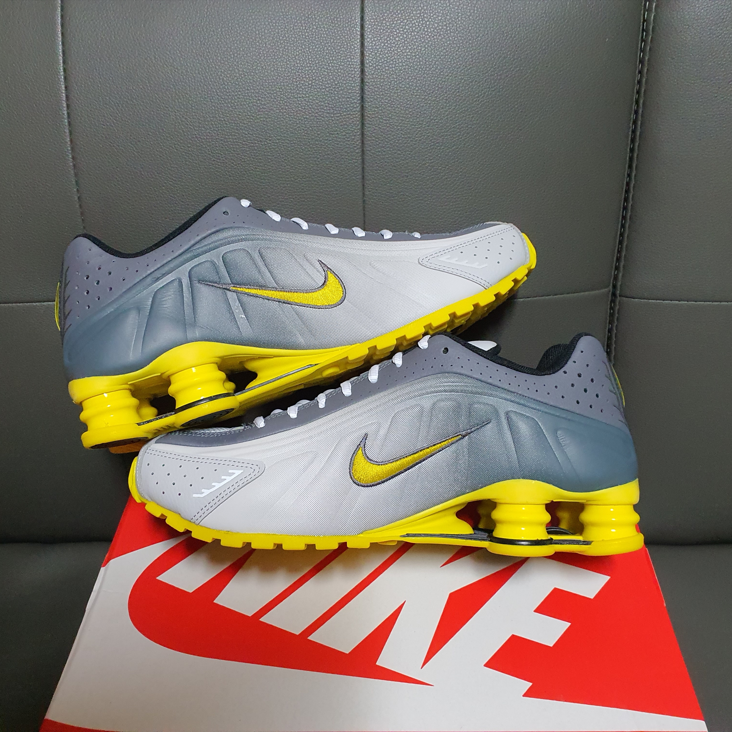 Nike Shox R4 SE Vast Grey Light Graphite 착용 스타일