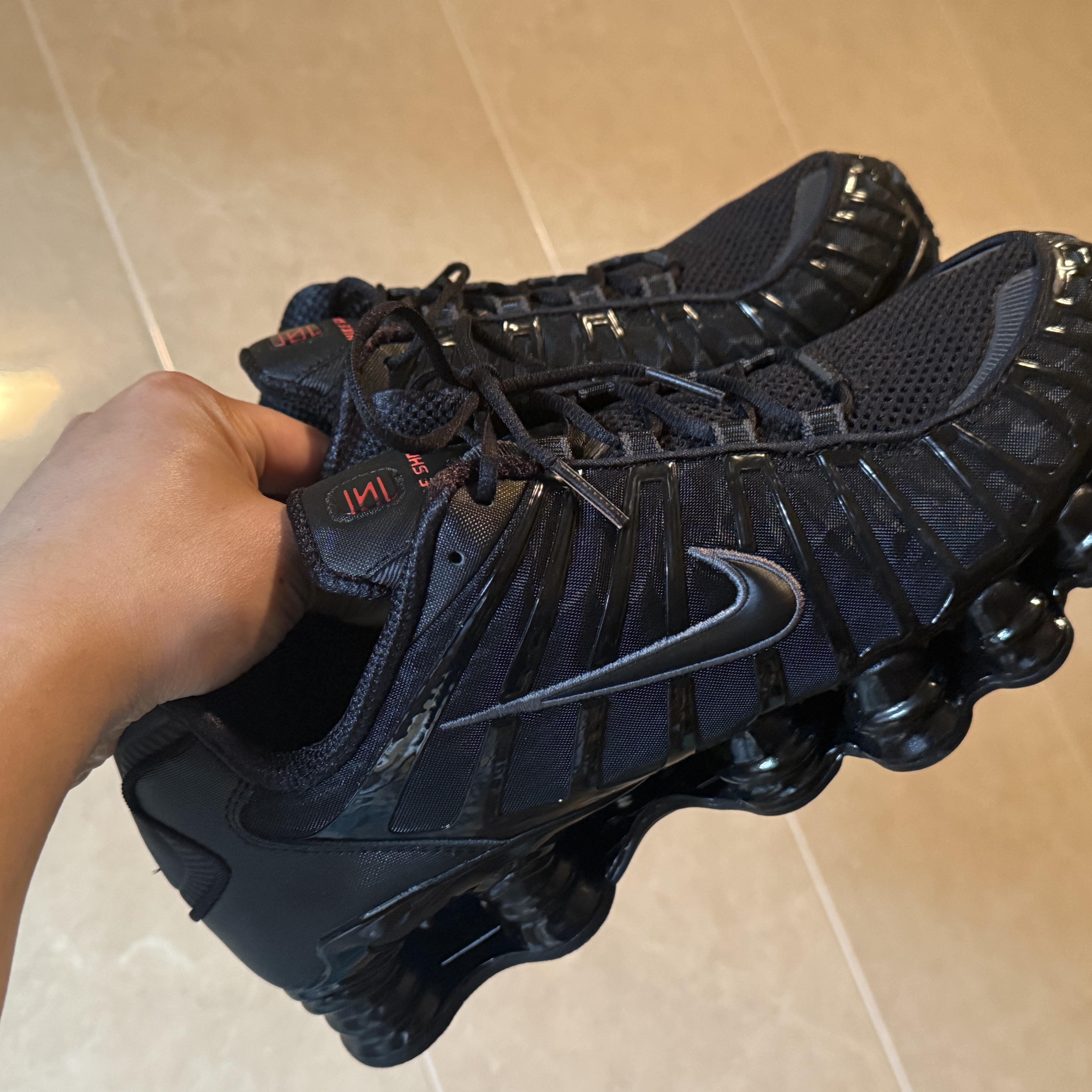 Nike Shox TL Black Metallic Hematite 착용 스타일 - 1