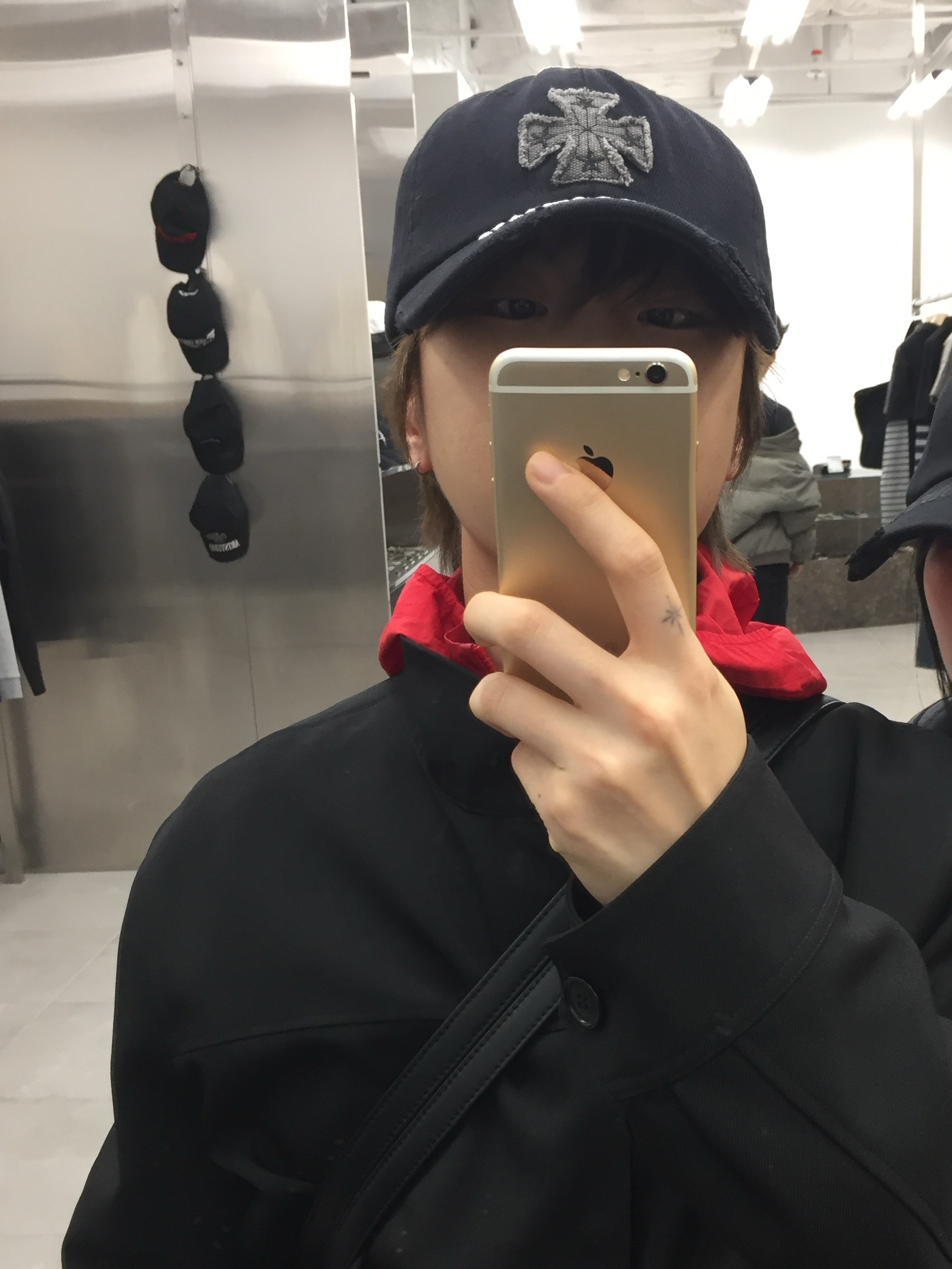 ETCE Cross Destroyed Cap Black, Uniqlo Pocketable UV Nanodesign Parka Black 착용 스타일 - 2