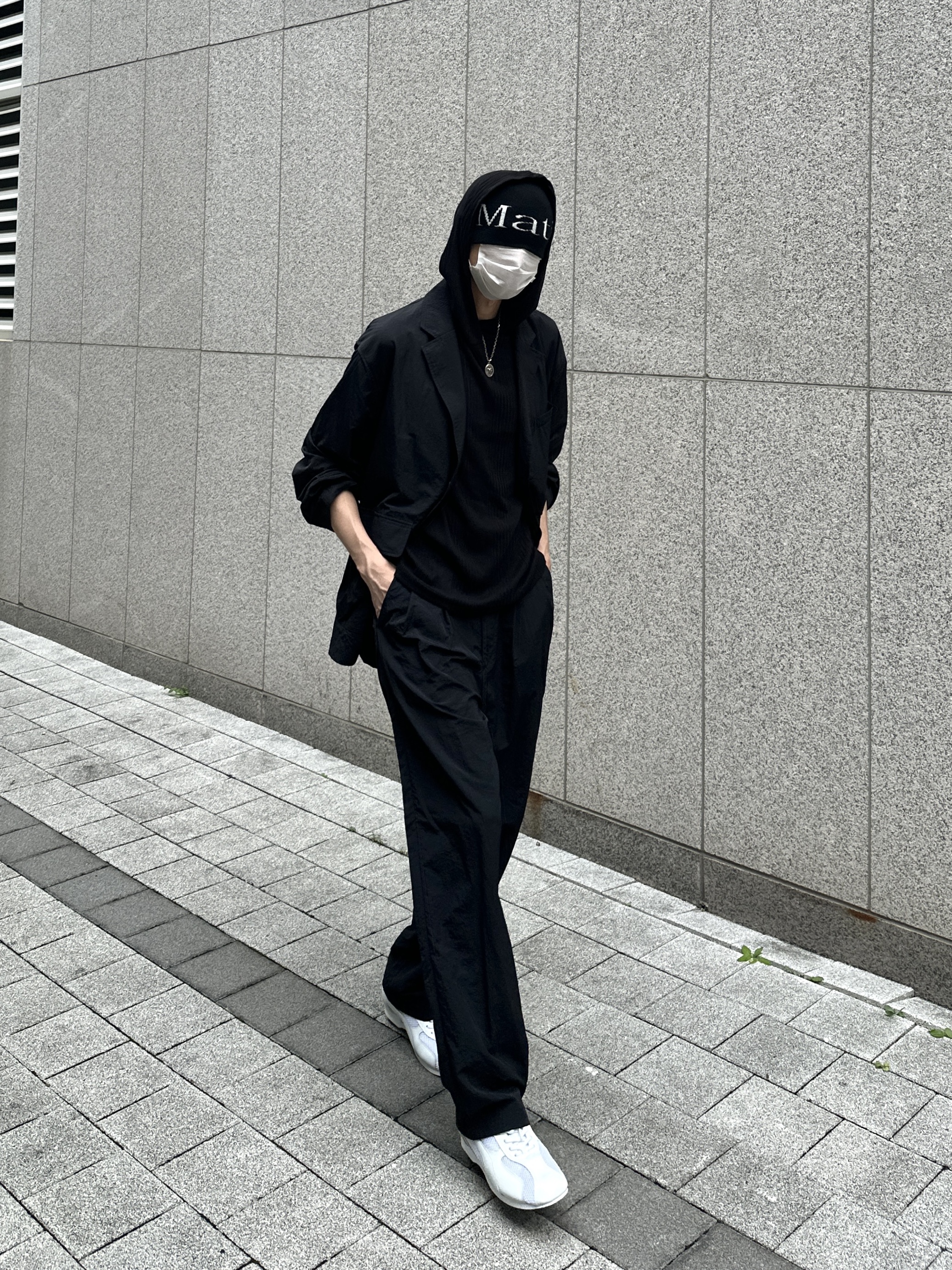 Matin Kim Logo Jacquard Short Beanie Black 착용 스타일 - 1