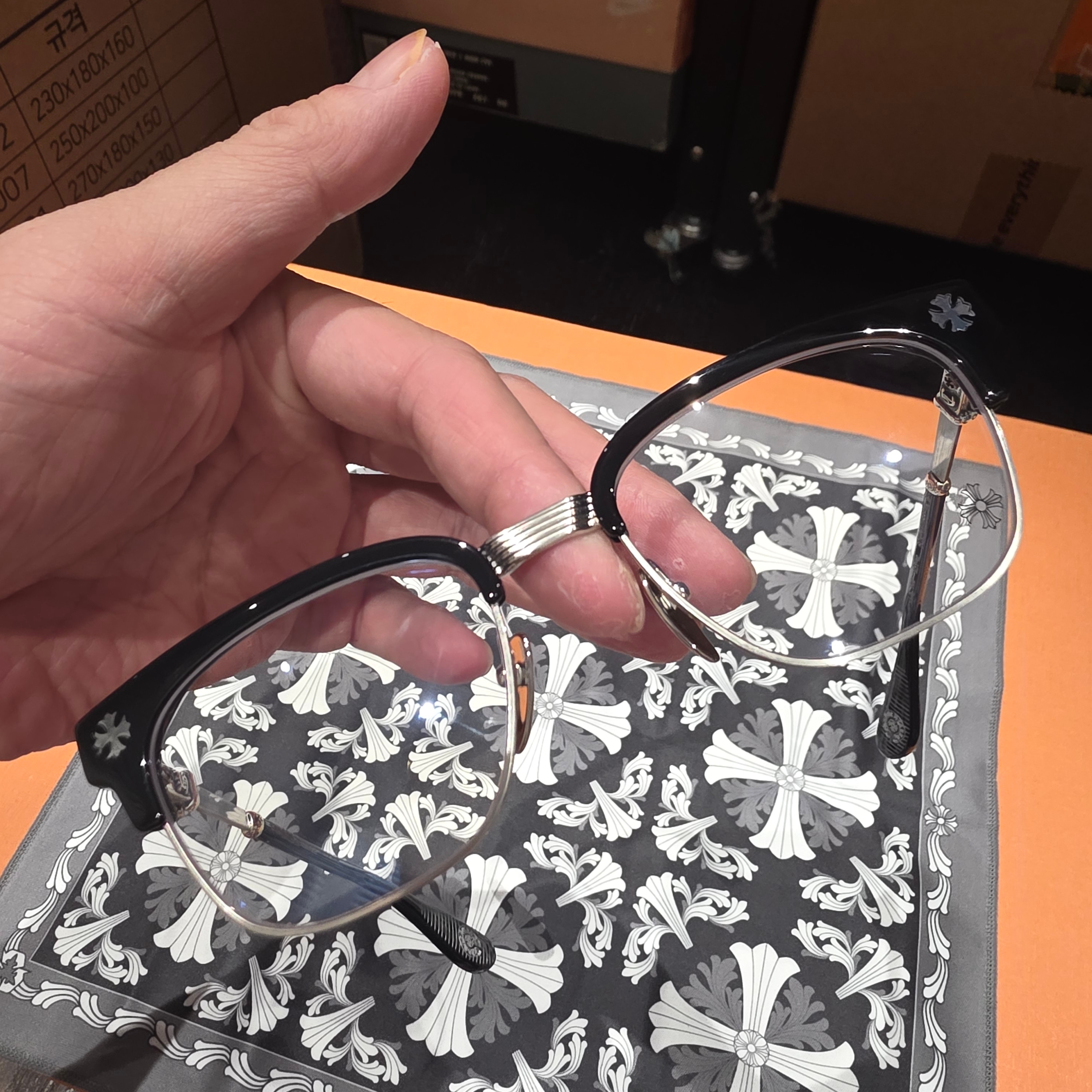 Chrome Hearts Bonennoisseur II Black Brushed Silver 착용 스타일 - 1