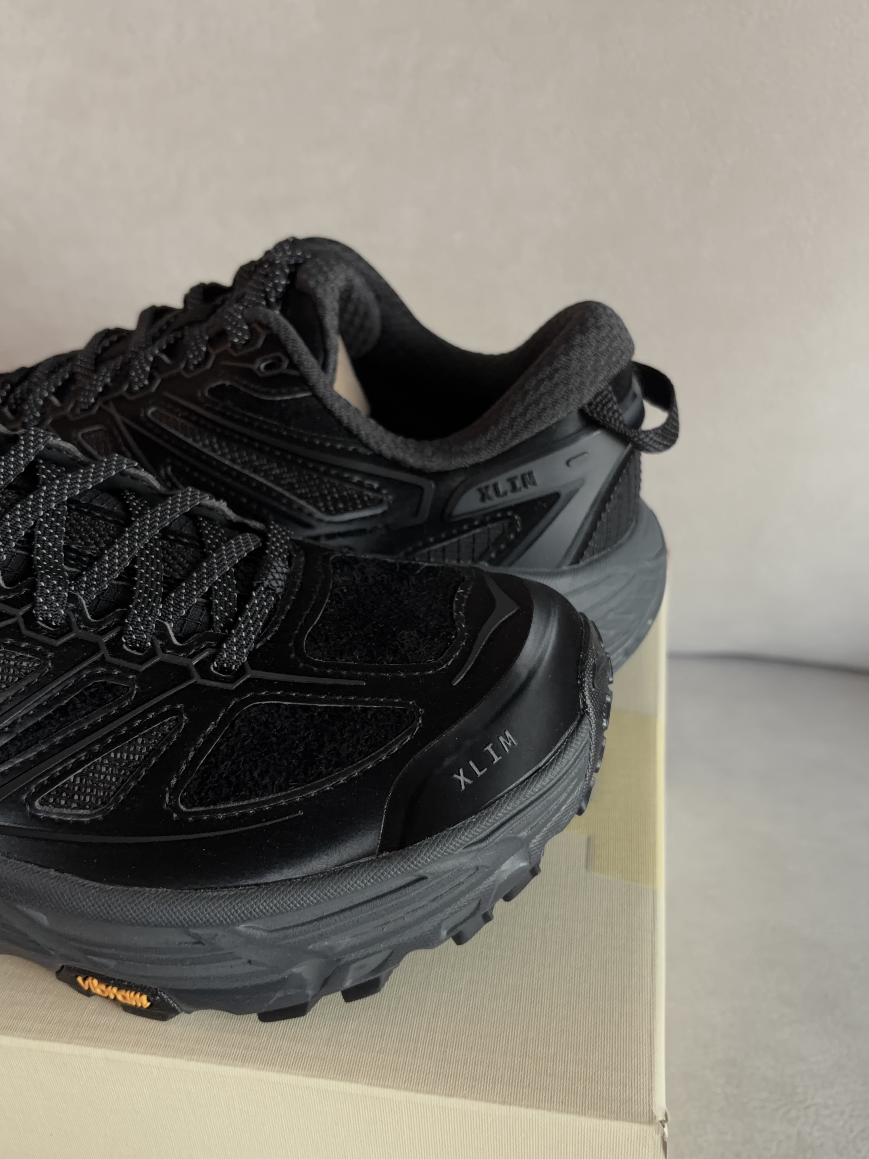 Hoka x Xlim Mafate Speed 2 TS Black Charcoal 착용 스타일 - 2