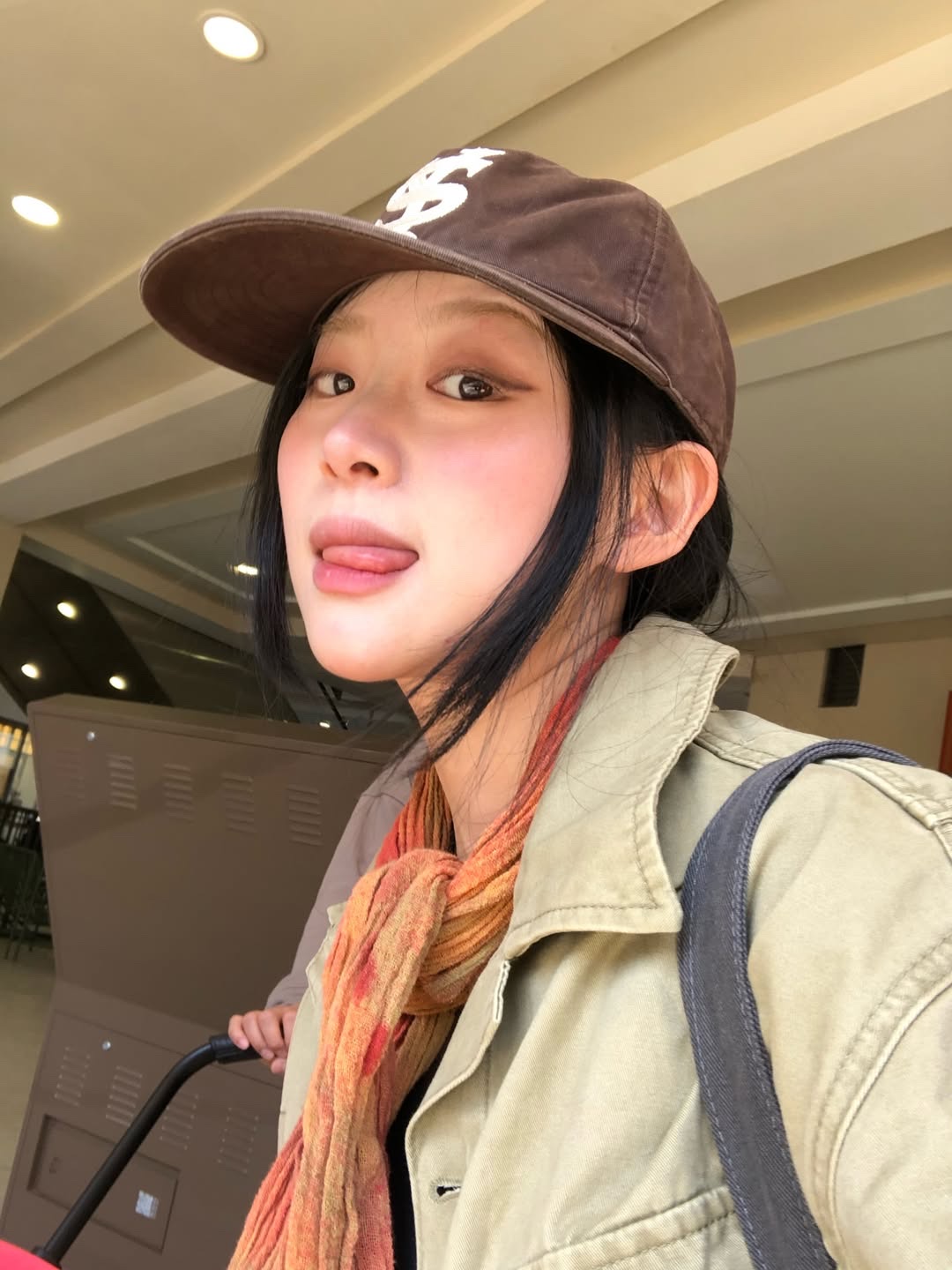 Sunday Ceremony Raw Natural Scarf - Vermilion Dyed, Sunday Ceremony Sy Logo 5 Panel Cotton Cap - Brown 착용 스타일 - 3