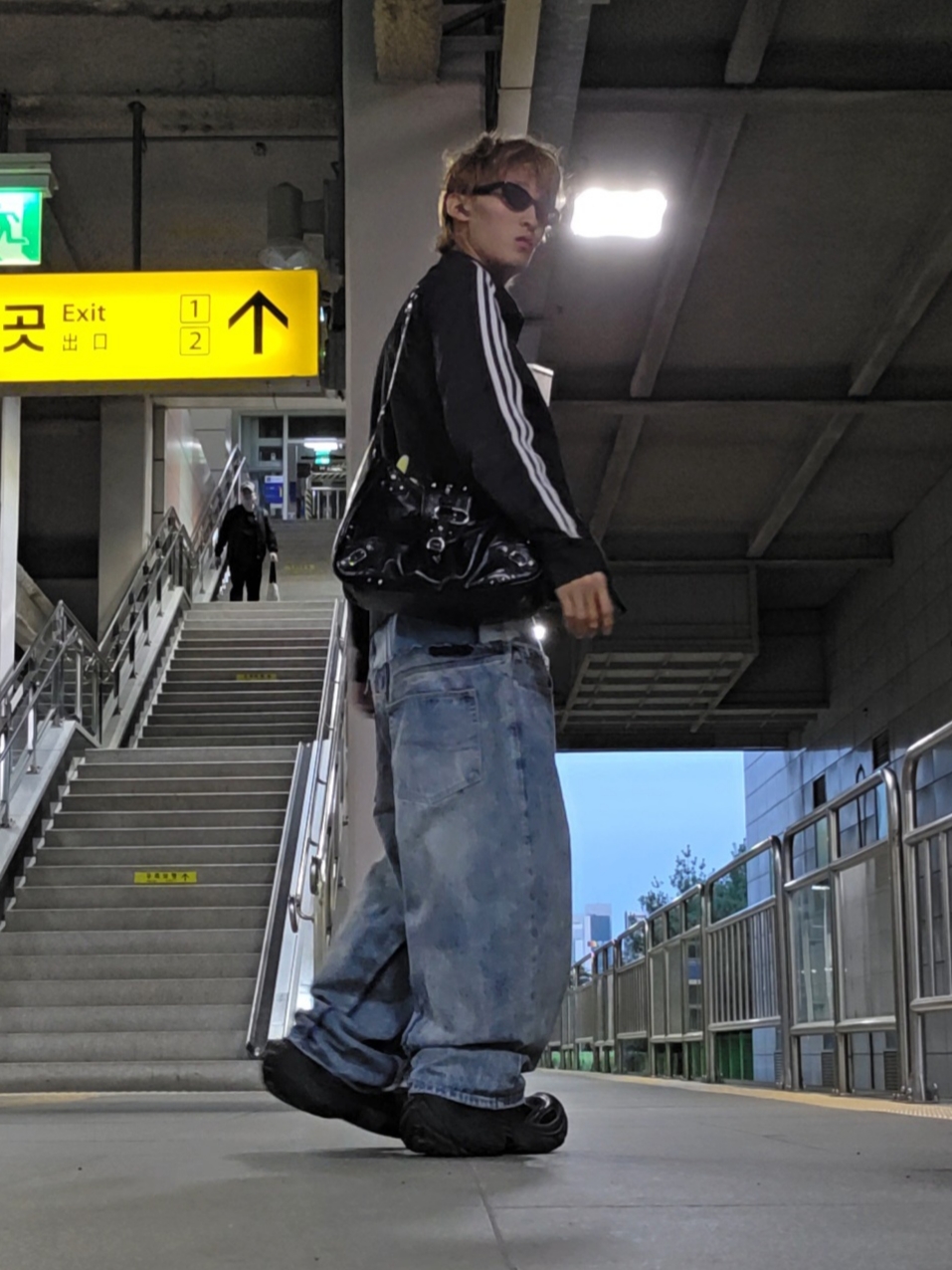 Balenciaga Up Baggy Pants Blue, Balenciaga 10XL Sneakers Black 착용 스타일 - 4