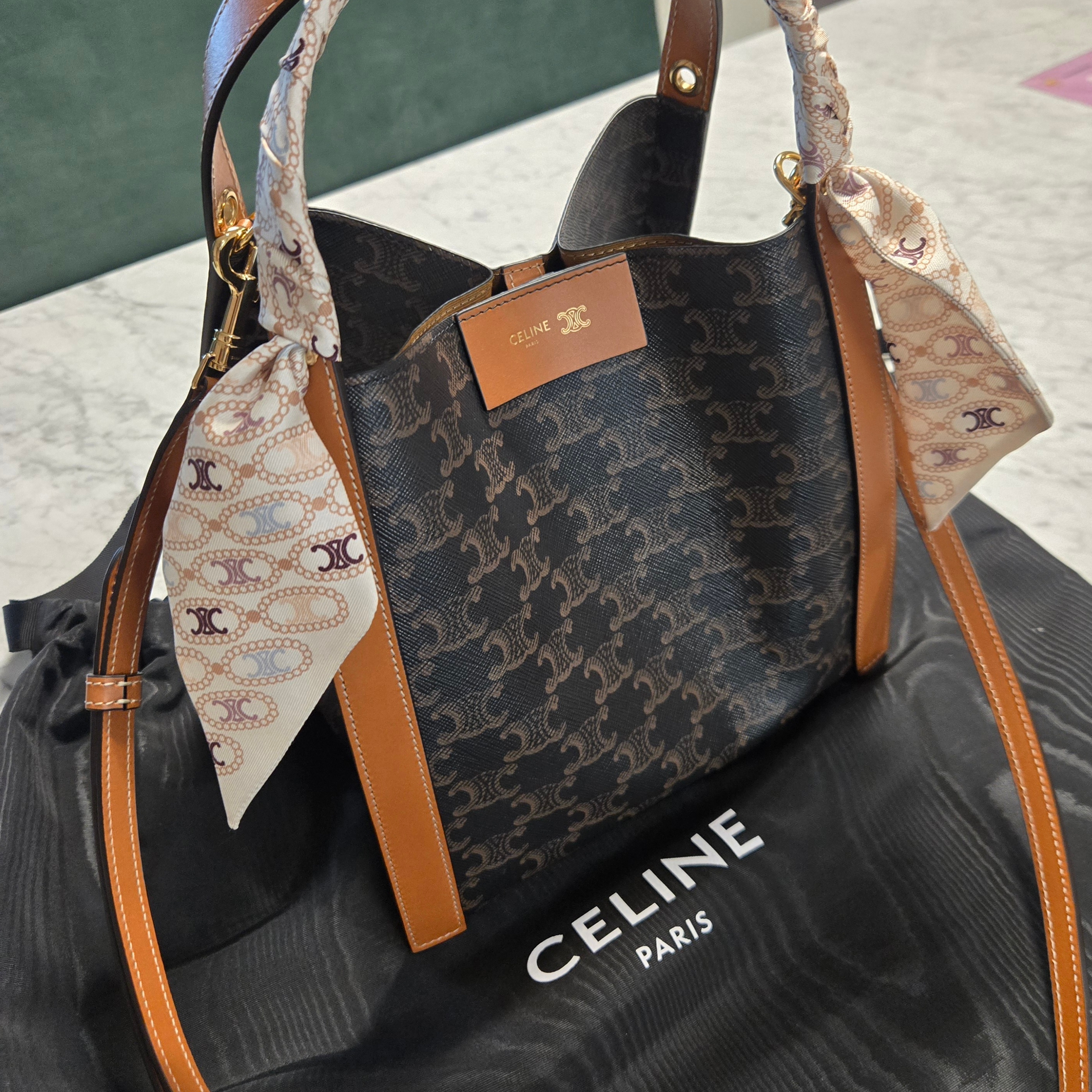 Celine Small Cube Bag In Triomphe Canvas and Natural Calfskin Miel 착용 스타일