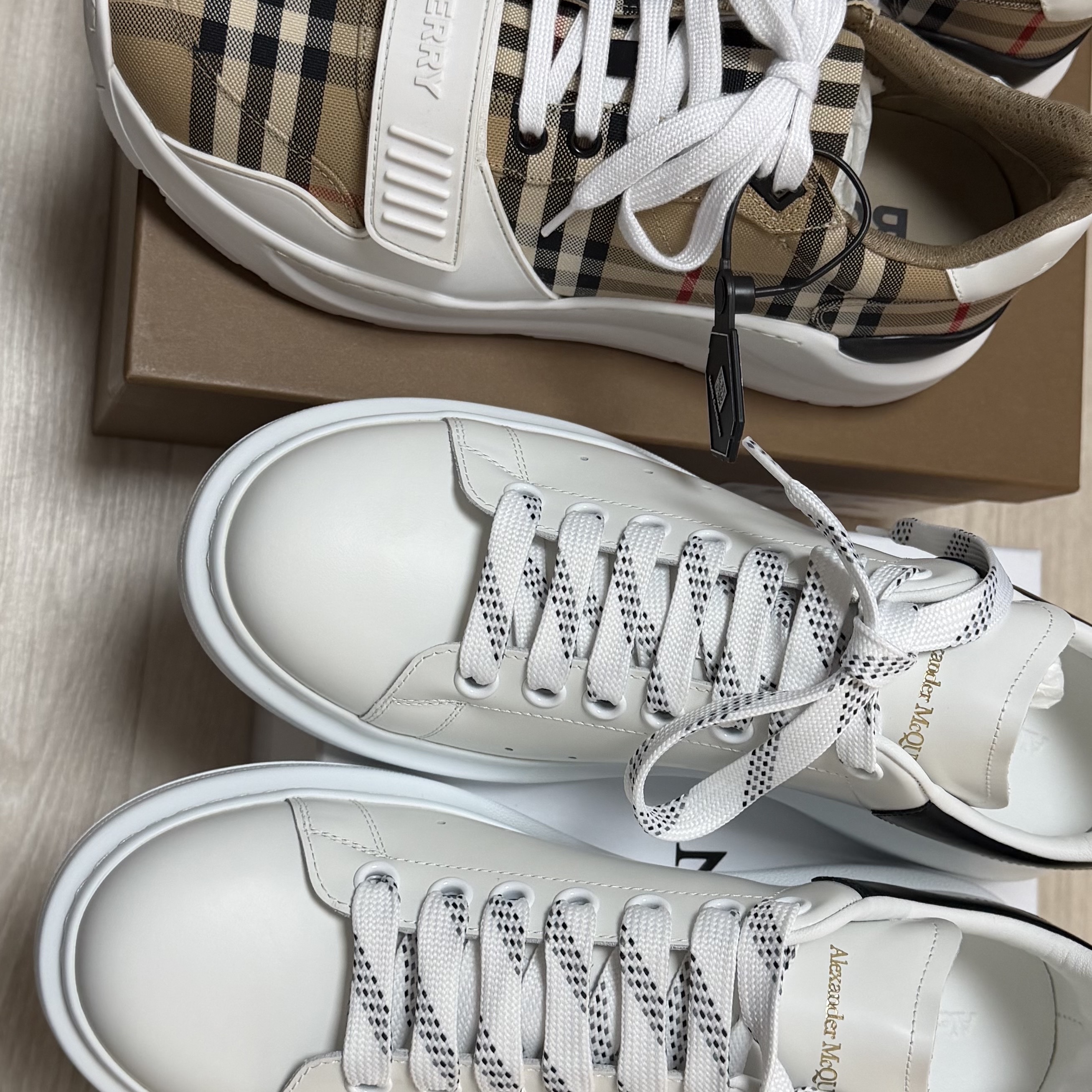 Alexander McQueen Oversized Sneakers White Black, (W) Burberry Vintage Check Suede Leather Sneakers White Archive Beige 착용 스타일