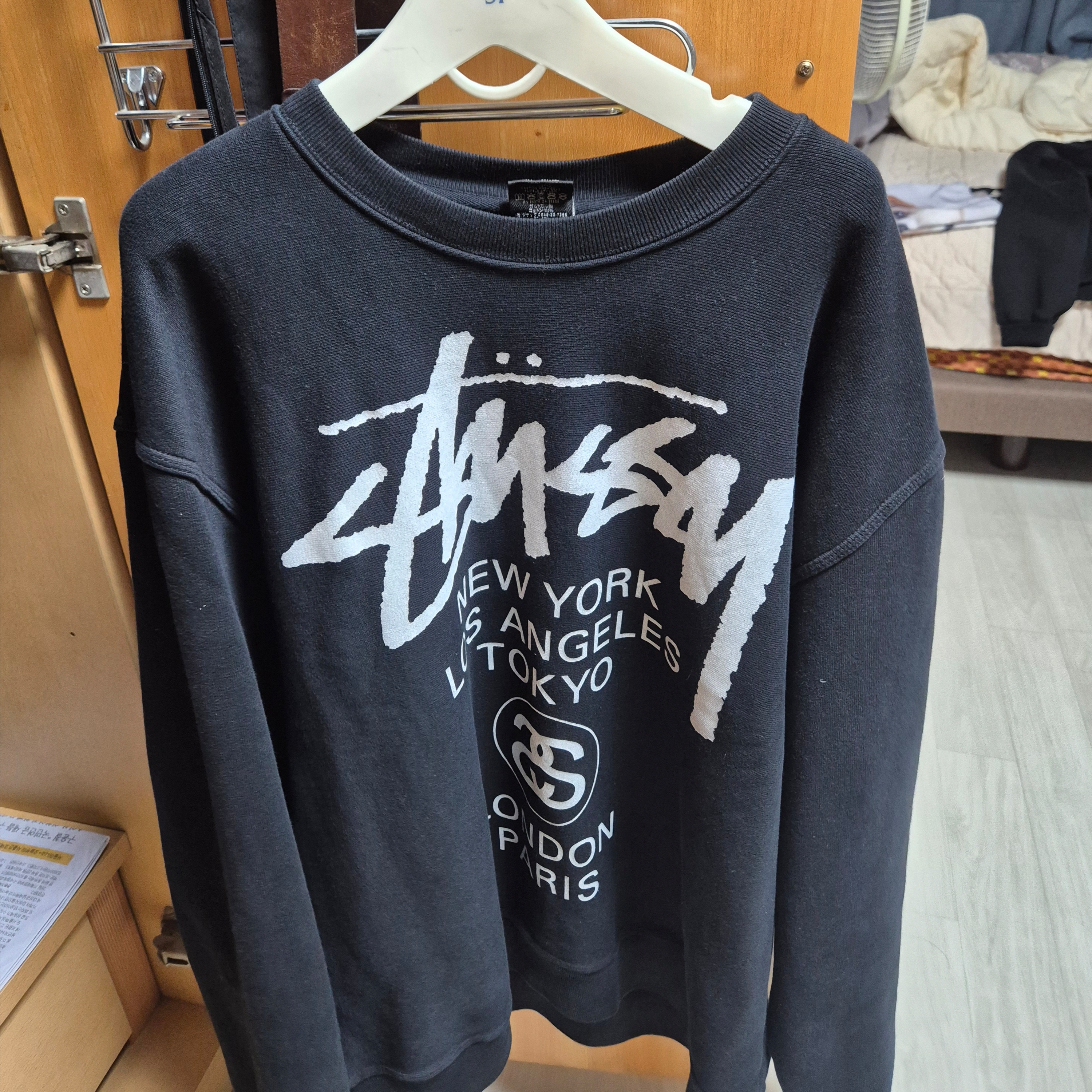 Stussy World Tour Crew Black 2023 착용 스타일