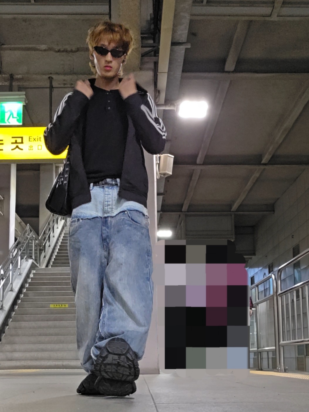 Balenciaga Up Baggy Pants Blue, Balenciaga 10XL Sneakers Black 착용 스타일 - 2