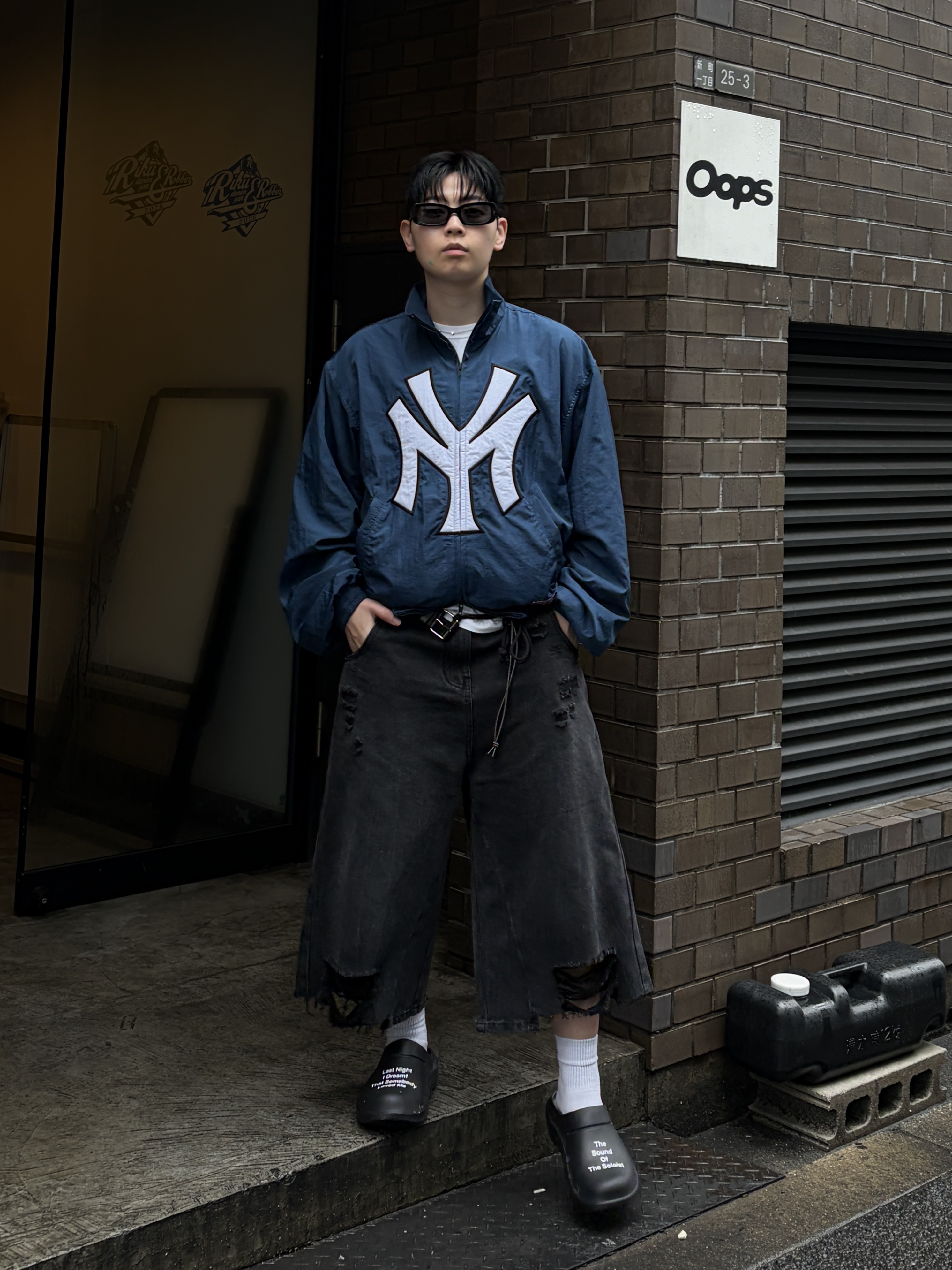 Oofos x Takahiromiyashita The Soloist Last Night I Dreamed That Somebody Loved Me The Sound of The Soloist Clog Black 착용 스타일 - 1