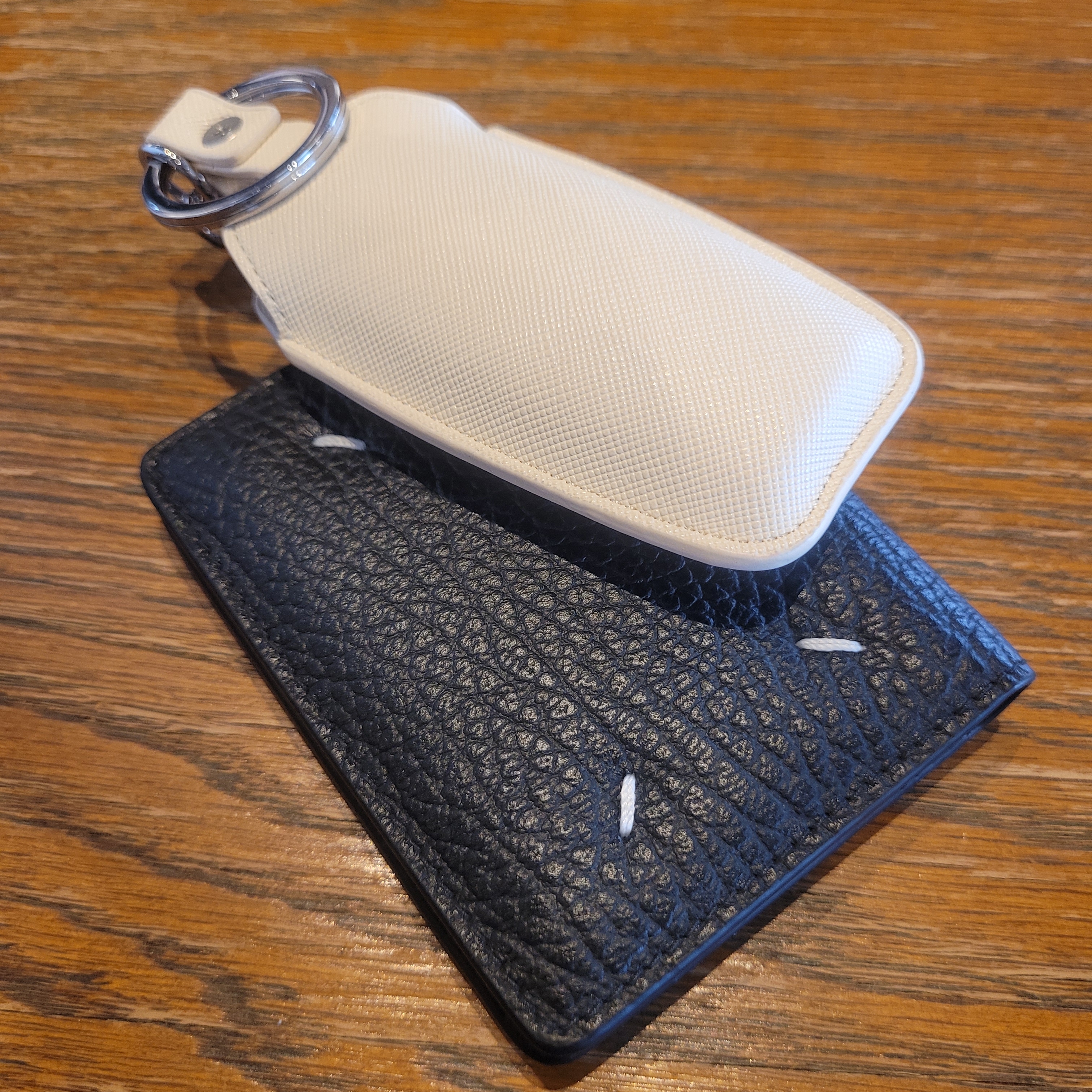 Maison Margiela Keyring Wallet Black 착용 스타일