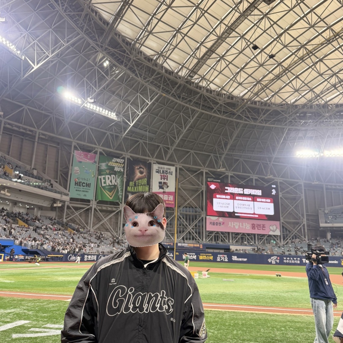 Polyteru x Lotte Giants Dugout Retro Jumper Black 착용 스타일