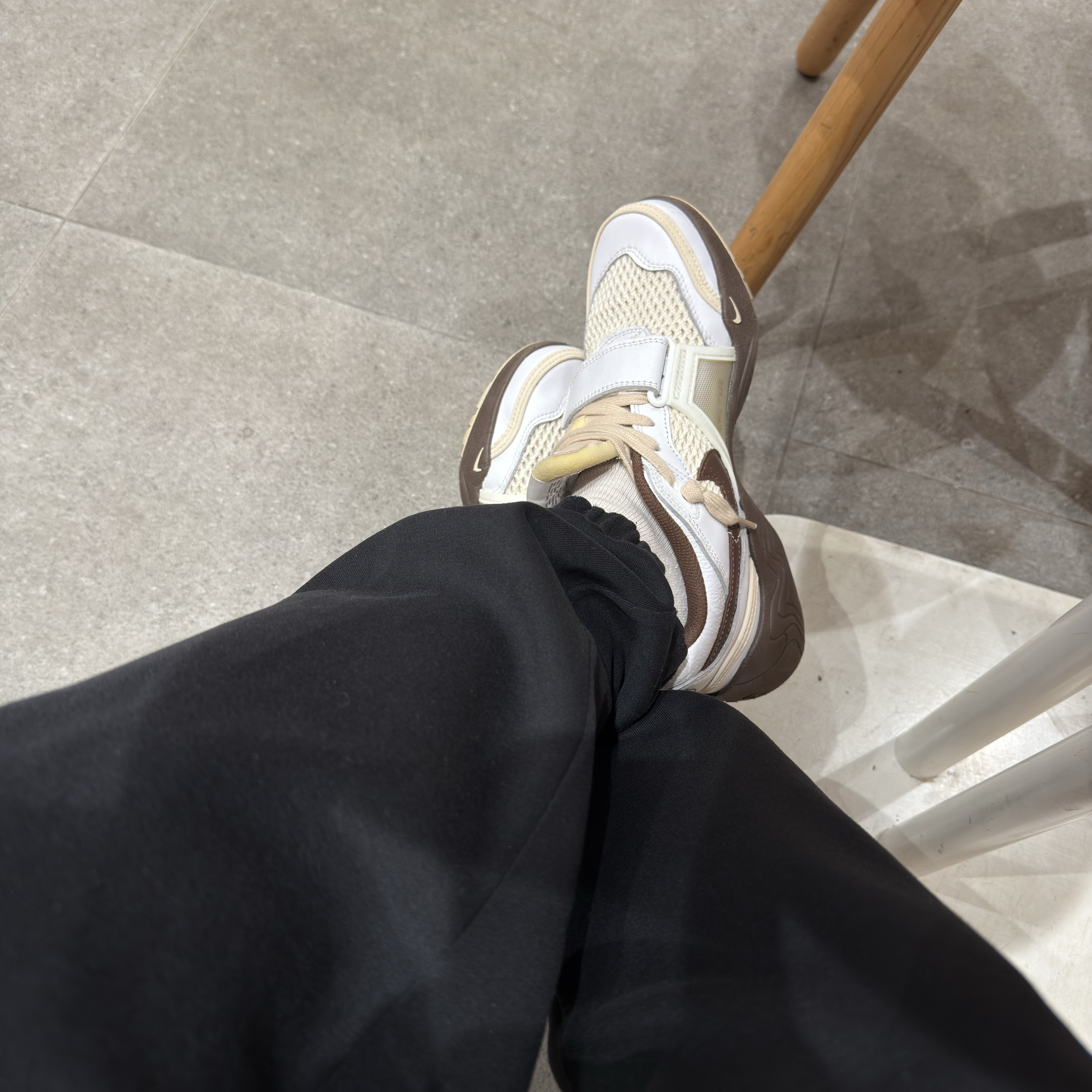 Nike x Travis Scott Zoom Field Jaxx White and Light Chocolate 착용 스타일 - 1