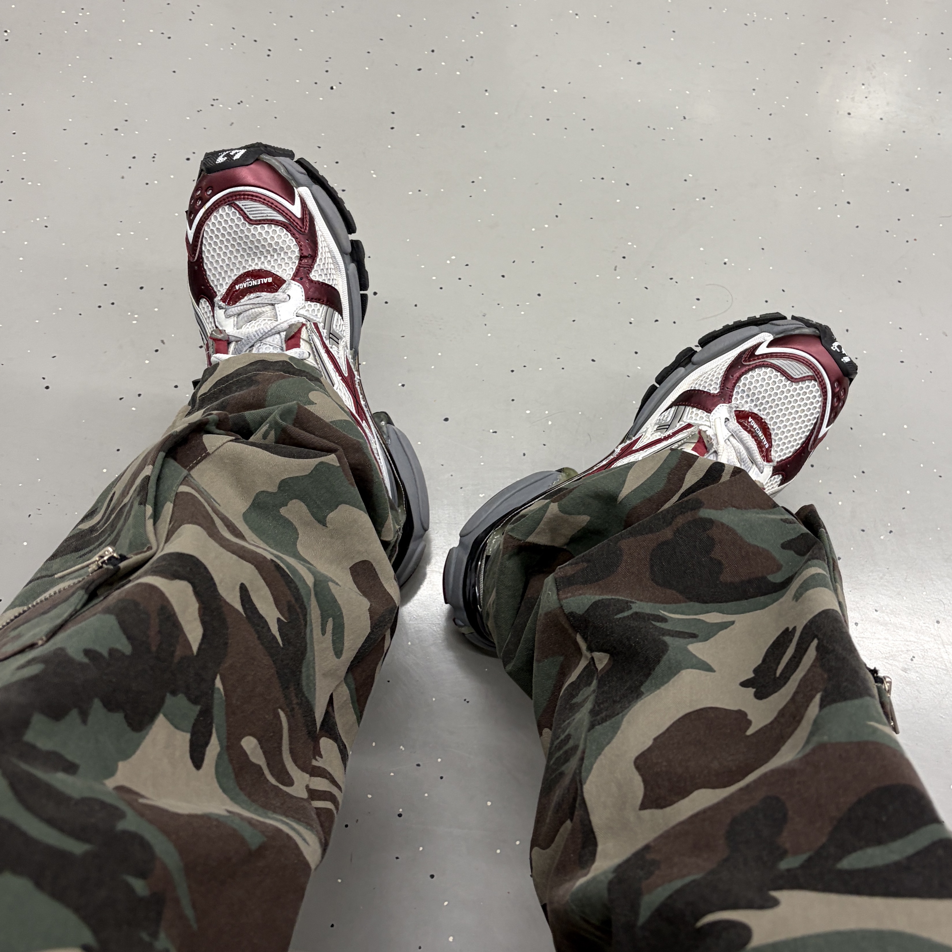 Balenciaga Runner Sneakers Grey Burgundy 착용 스타일